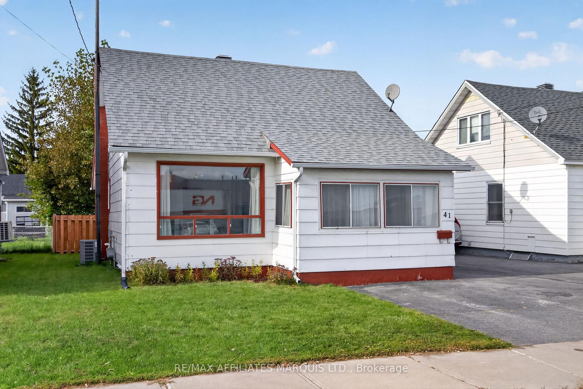Photo 2 of 41 Eleventh Street E, Cornwall, Cornwall — HOMEH