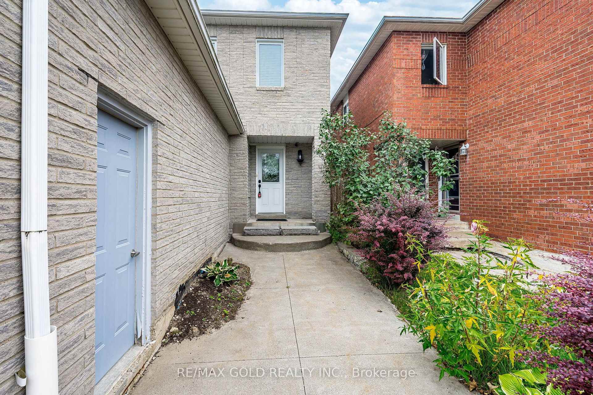 Photo 3 of 329 Howard Crescent, Orangeville — HOMEH