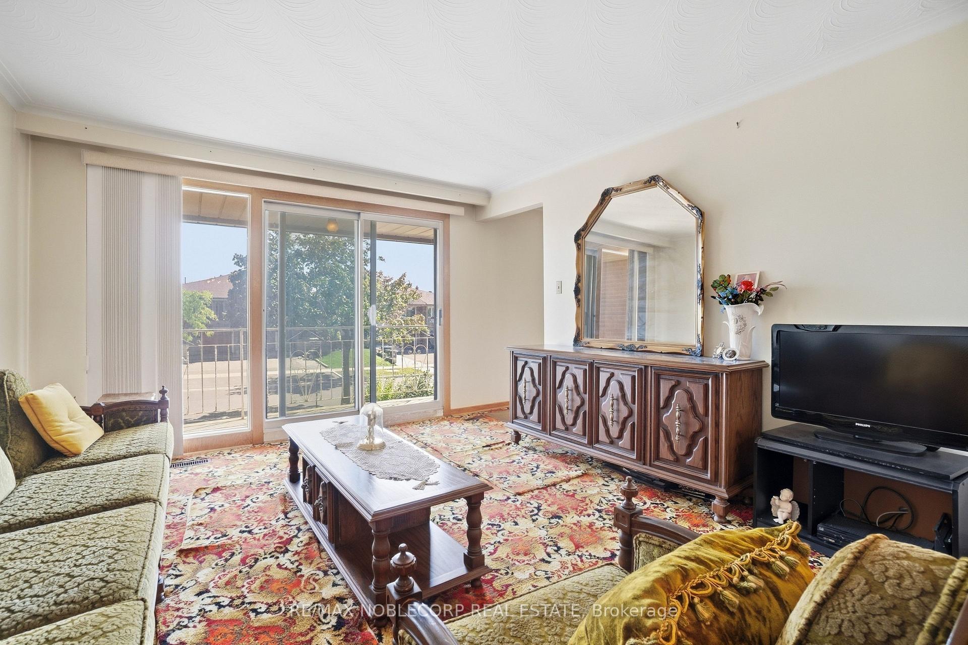 Photo 9 of 81 Blossom Crescent, North York, Glenfield-Jane Heights — HOMEH