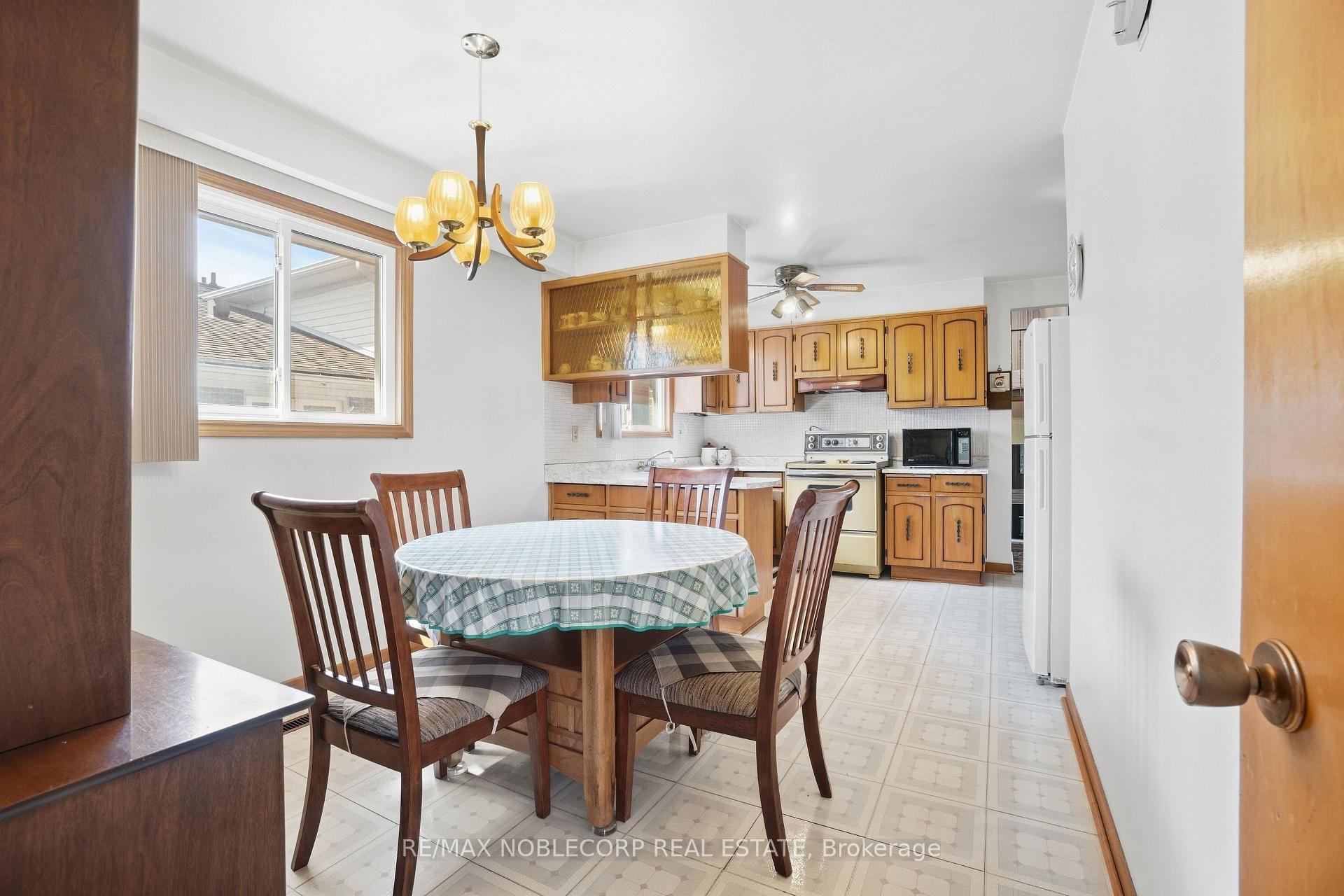 Photo 13 of 81 Blossom Crescent, North York, Glenfield-Jane Heights — HOMEH