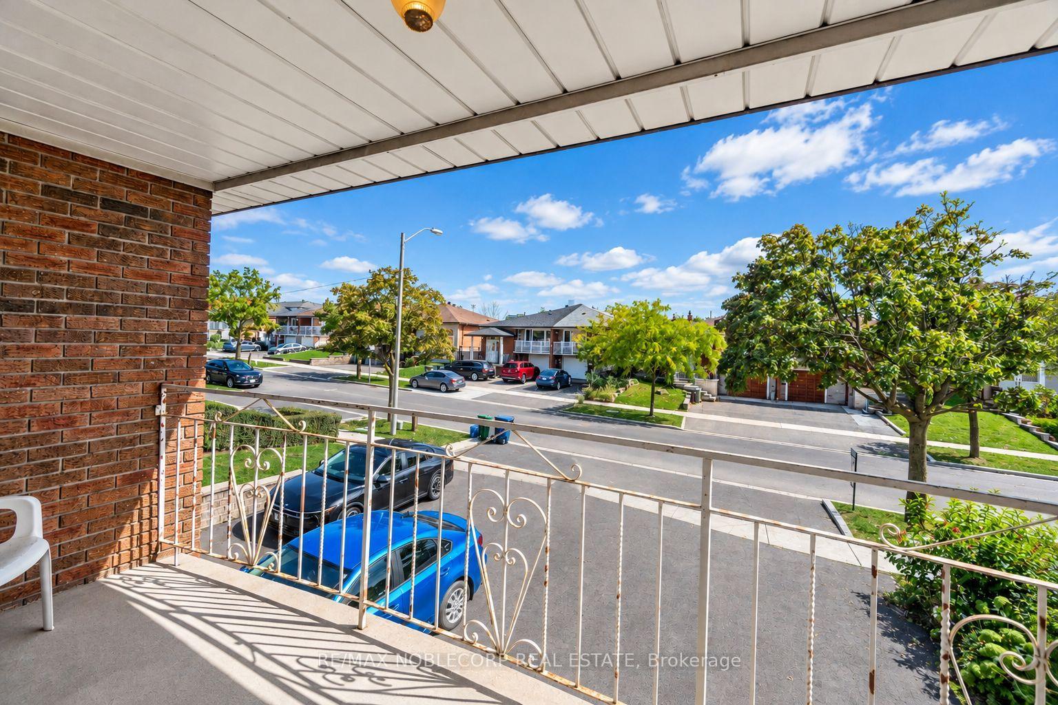 Photo 12 of 81 Blossom Crescent, North York, Glenfield-Jane Heights — HOMEH