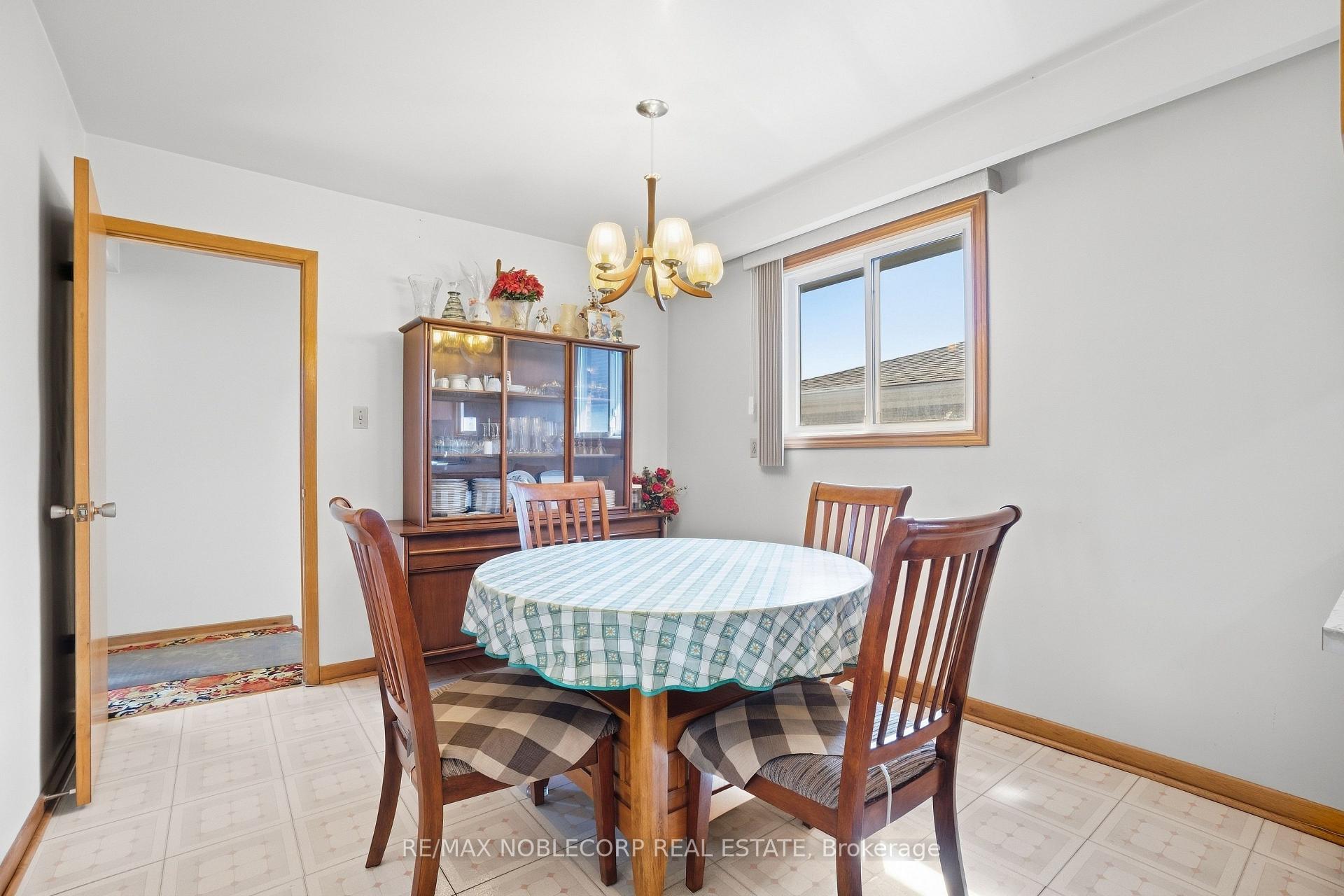 Photo 14 of 81 Blossom Crescent, North York, Glenfield-Jane Heights — HOMEH