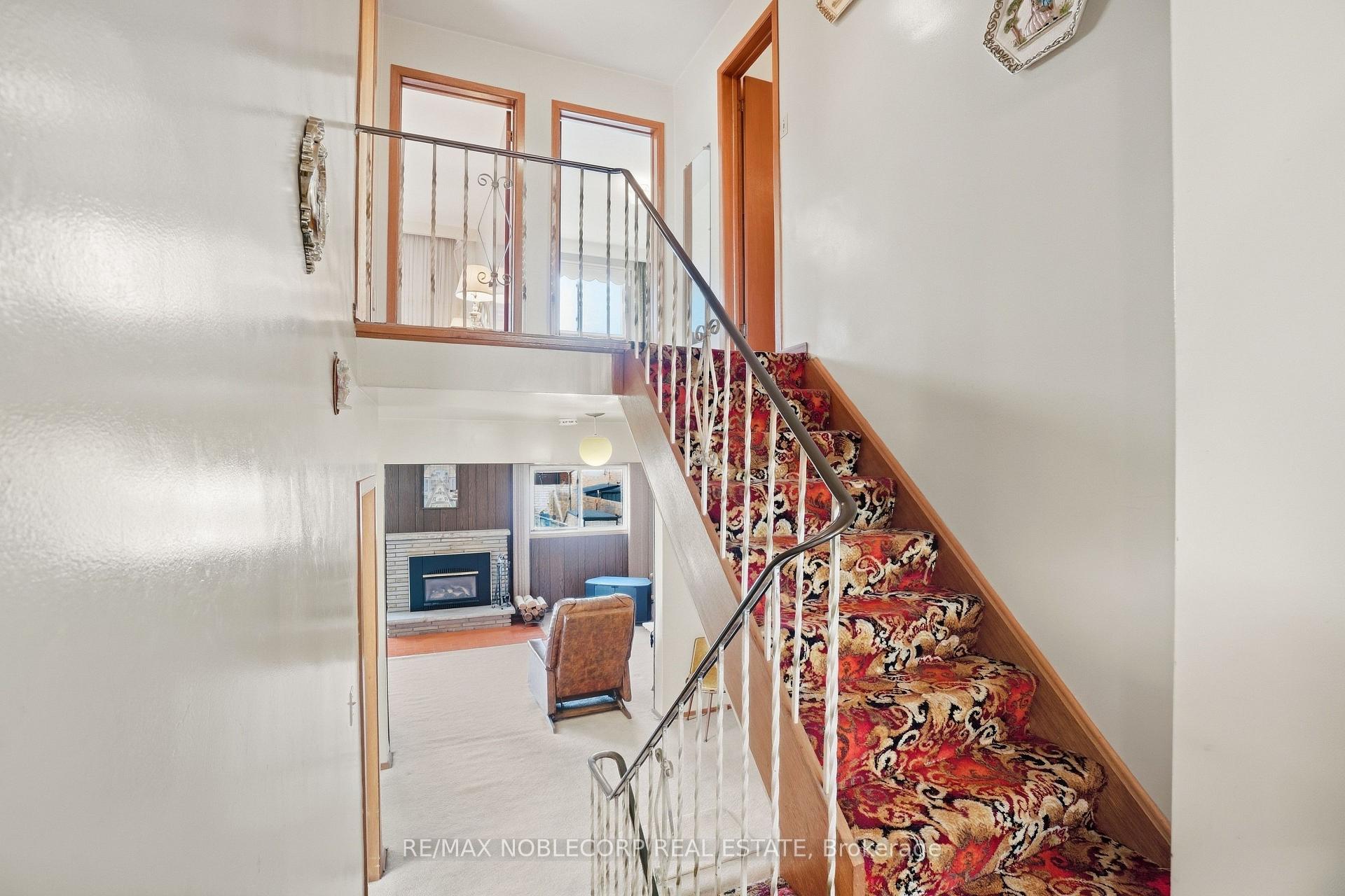 Photo 17 of 81 Blossom Crescent, North York, Glenfield-Jane Heights — HOMEH