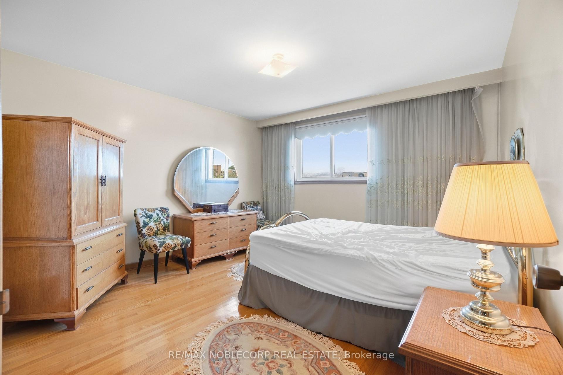 Photo 19 of 81 Blossom Crescent, North York, Glenfield-Jane Heights — HOMEH