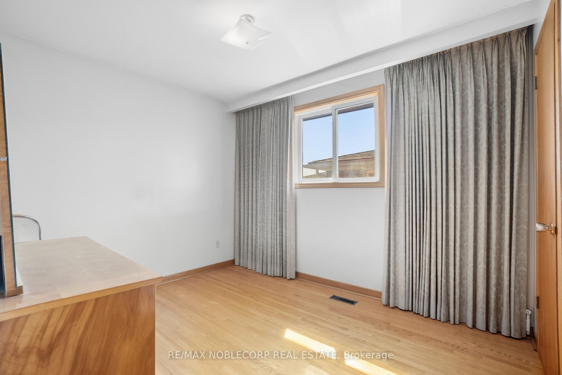 Photo 22 of 81 Blossom Crescent, North York, Glenfield-Jane Heights — HOMEH