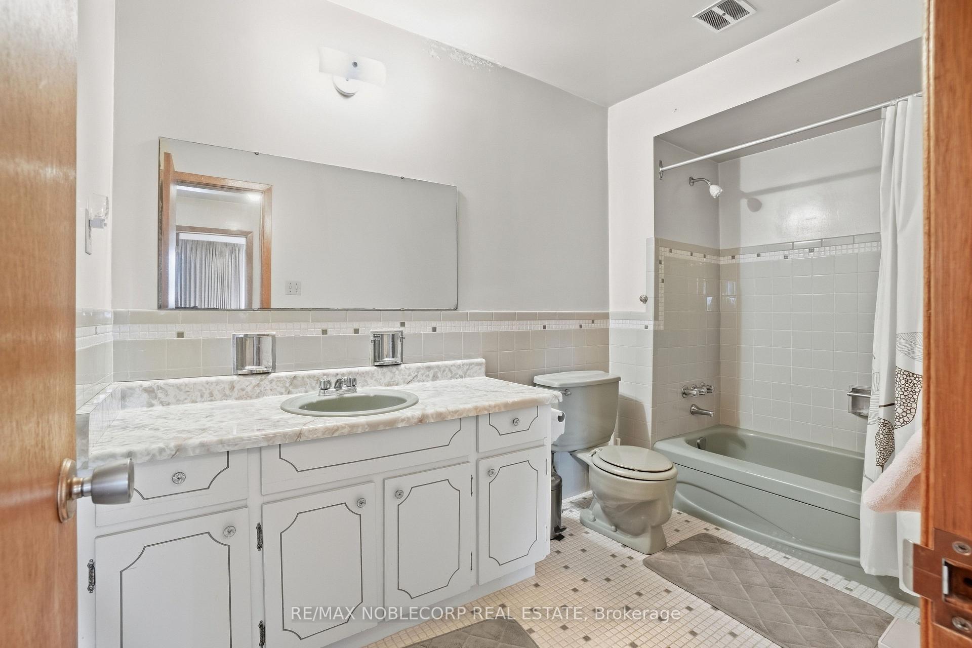 Photo 23 of 81 Blossom Crescent, North York, Glenfield-Jane Heights — HOMEH
