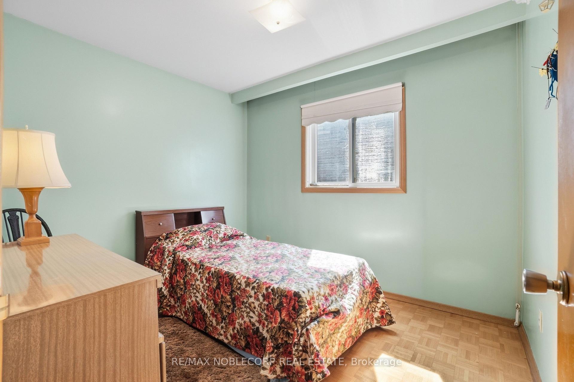 Photo 27 of 81 Blossom Crescent, North York, Glenfield-Jane Heights — HOMEH