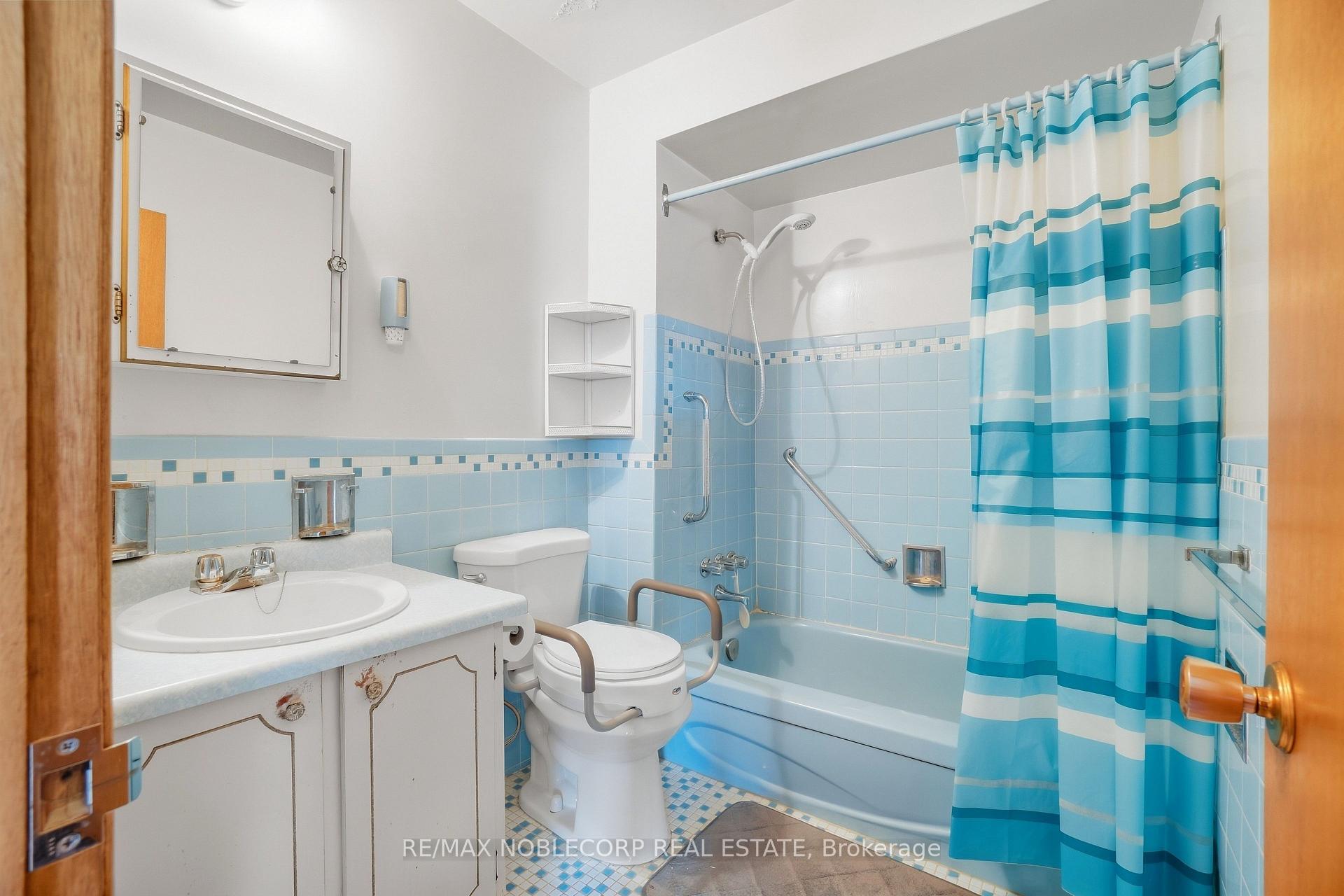 Photo 28 of 81 Blossom Crescent, North York, Glenfield-Jane Heights — HOMEH