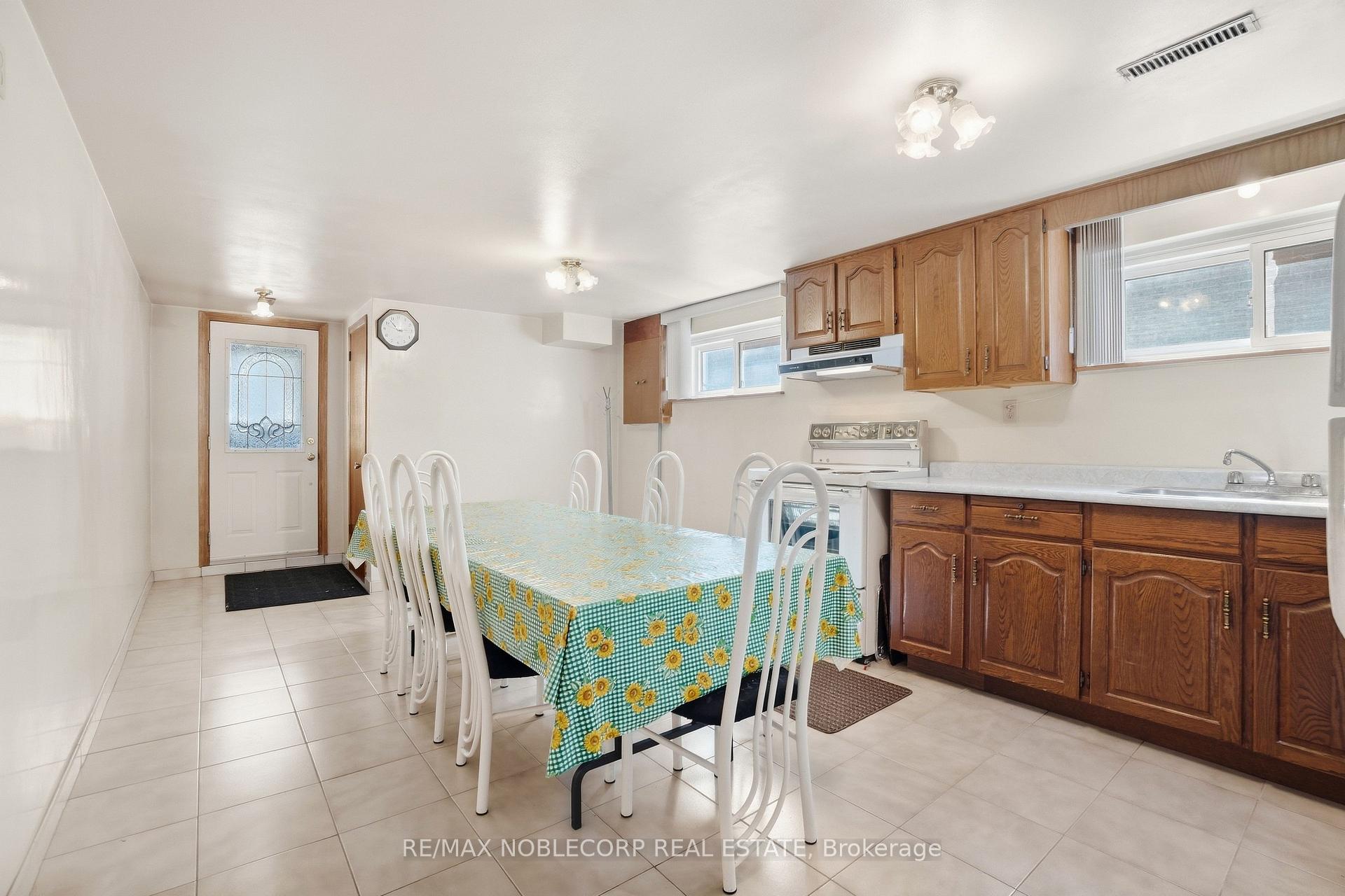 Photo 29 of 81 Blossom Crescent, North York, Glenfield-Jane Heights — HOMEH