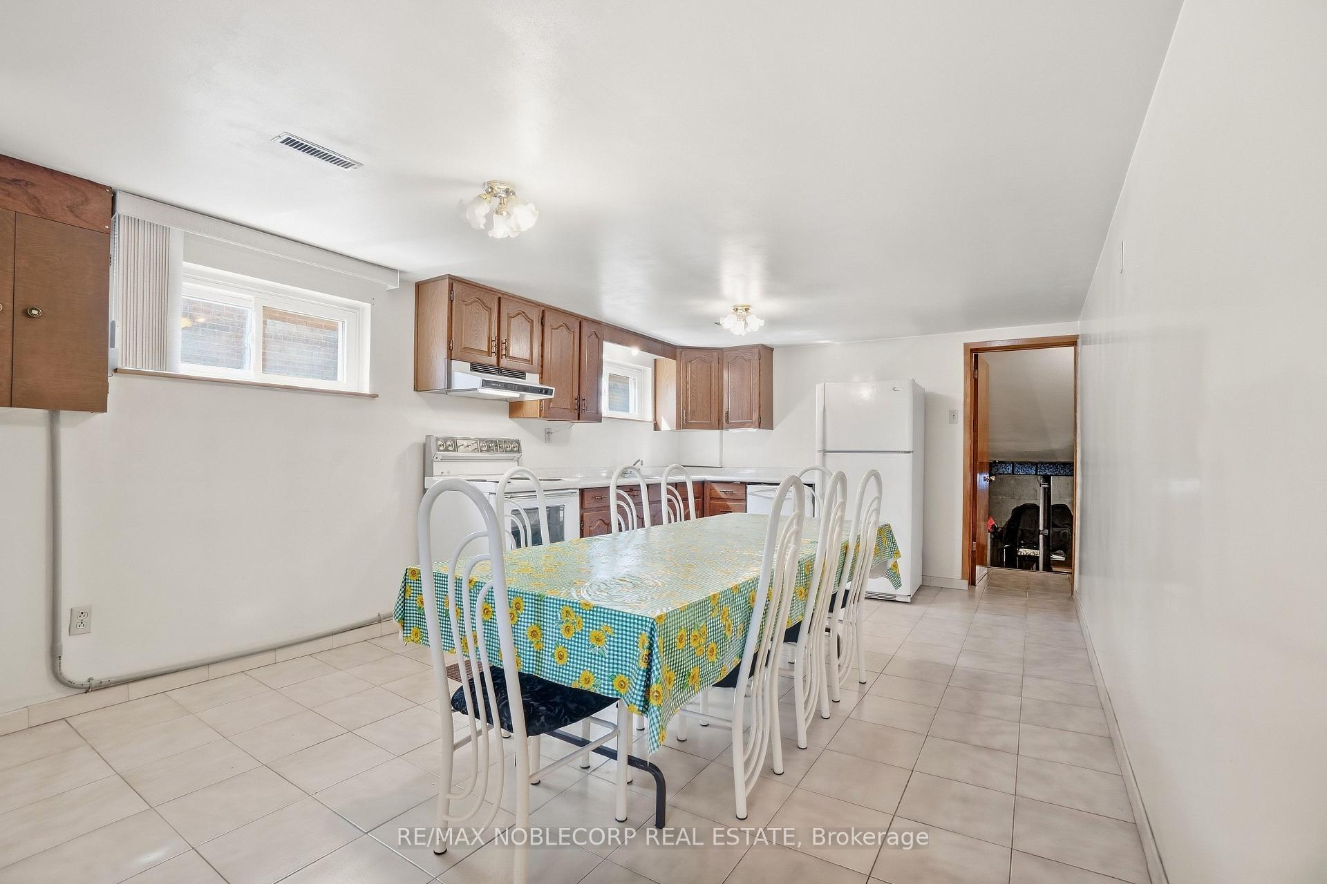 Photo 30 of 81 Blossom Crescent, North York, Glenfield-Jane Heights — HOMEH