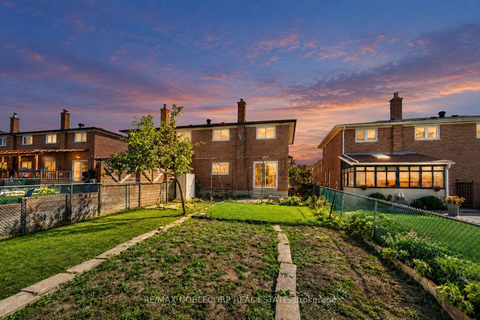 Photo 31 of 81 Blossom Crescent, North York, Glenfield-Jane Heights — HOMEH
