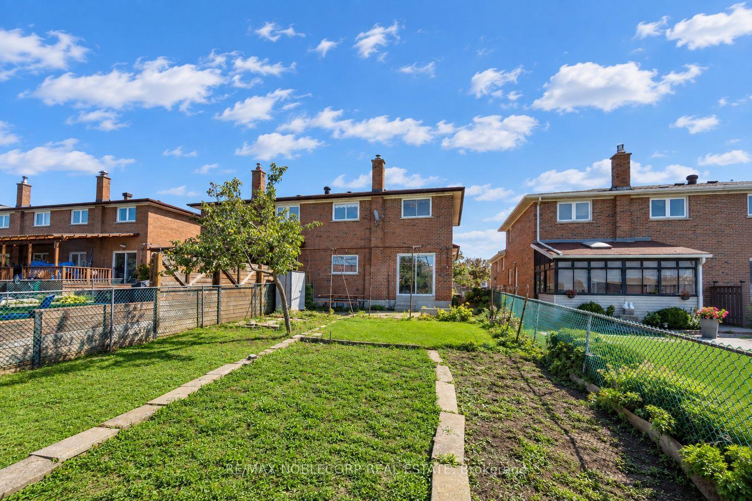 Photo 32 of 81 Blossom Crescent, North York, Glenfield-Jane Heights — HOMEH