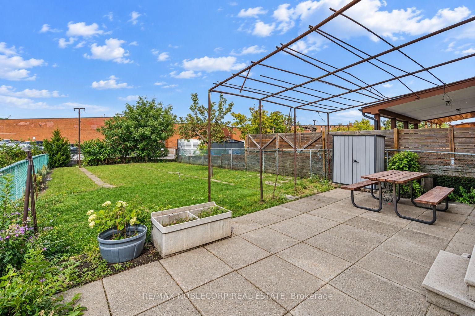 Photo 33 of 81 Blossom Crescent, North York, Glenfield-Jane Heights — HOMEH
