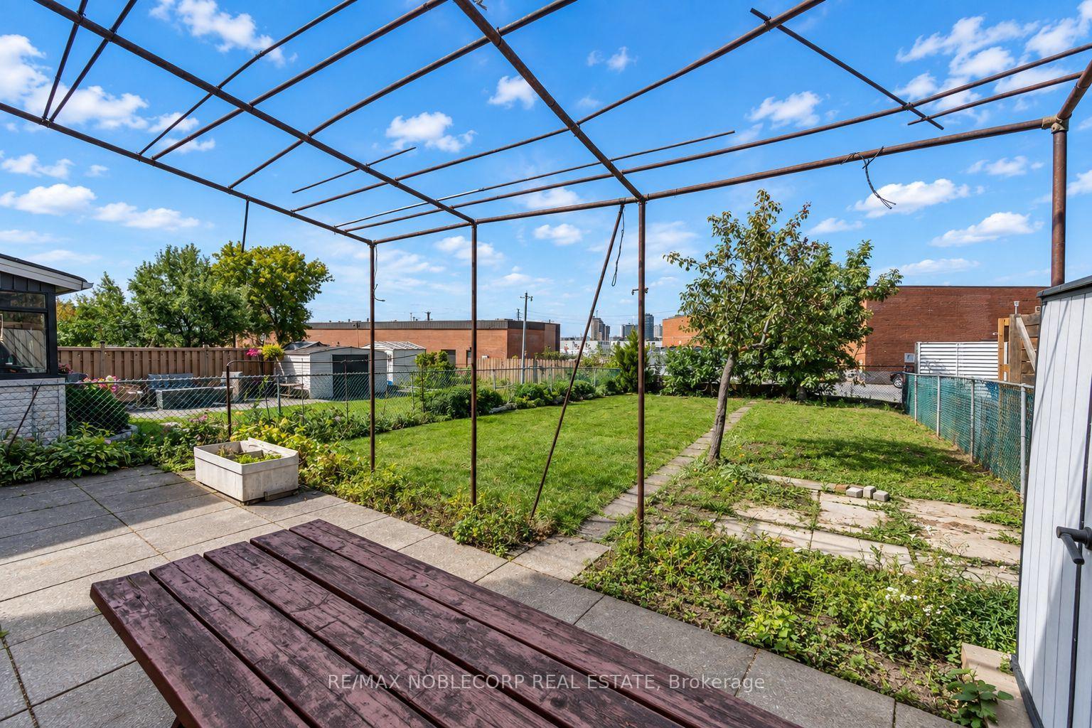 Photo 34 of 81 Blossom Crescent, North York, Glenfield-Jane Heights — HOMEH