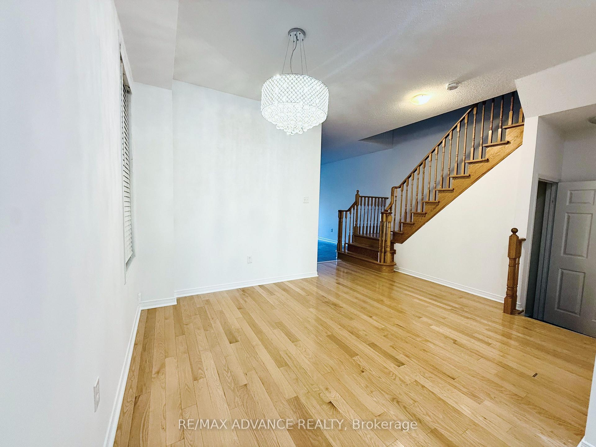 Photo 3 of 137 Laramie Crescent, Vaughan, Patterson — HOMEH