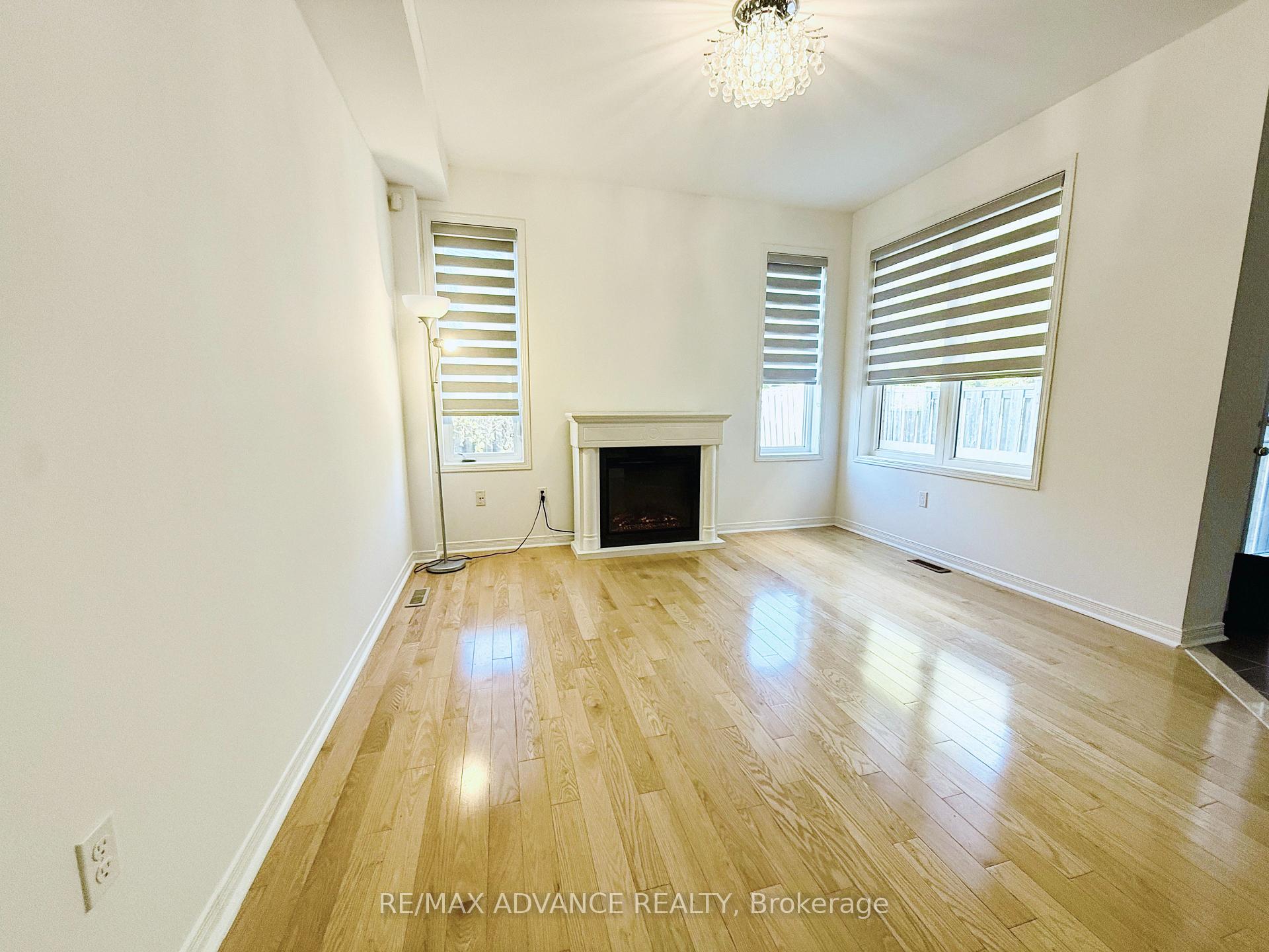 Photo 4 of 137 Laramie Crescent, Vaughan, Patterson — HOMEH