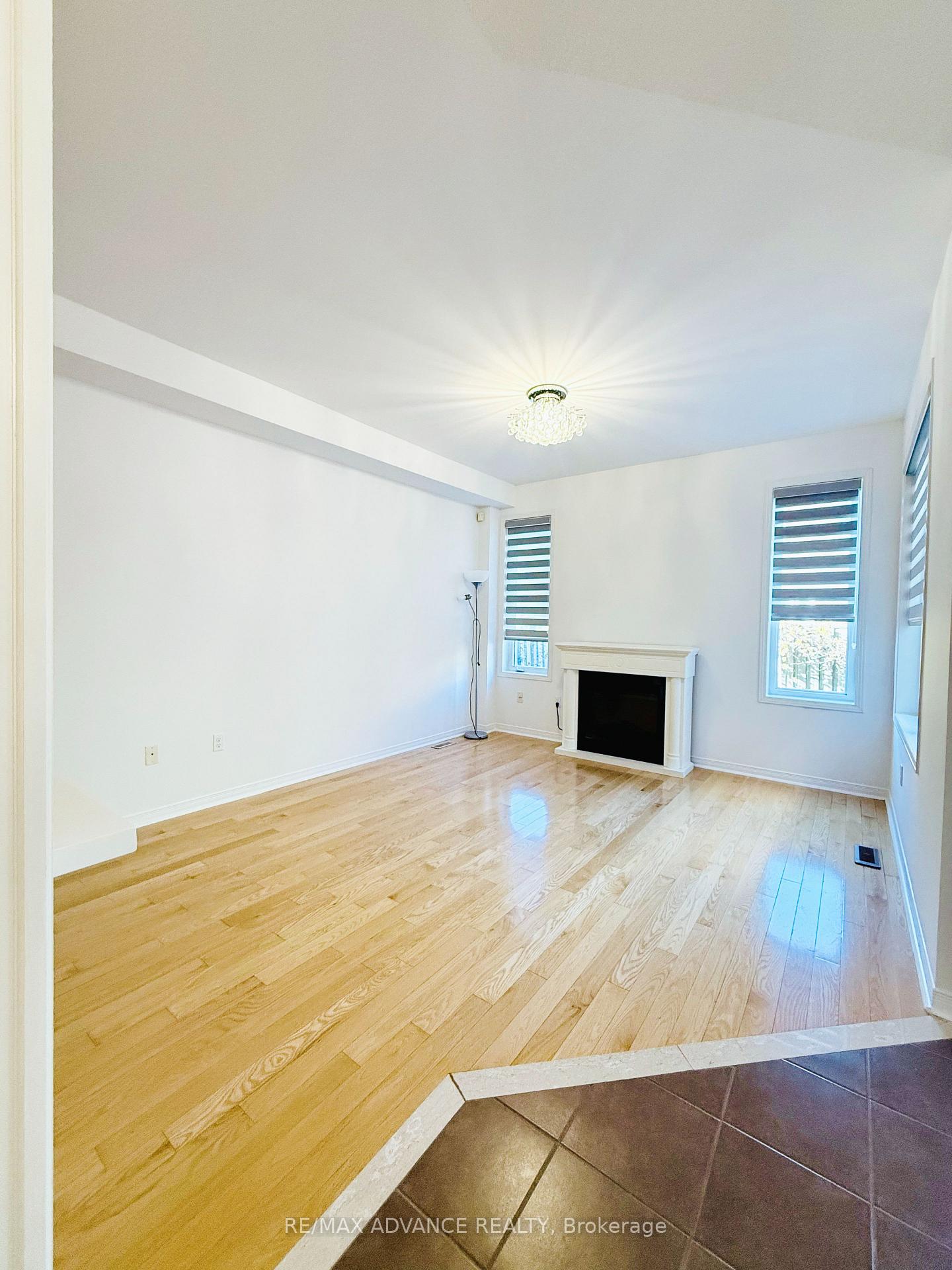 Photo 5 of 137 Laramie Crescent, Vaughan, Patterson — HOMEH