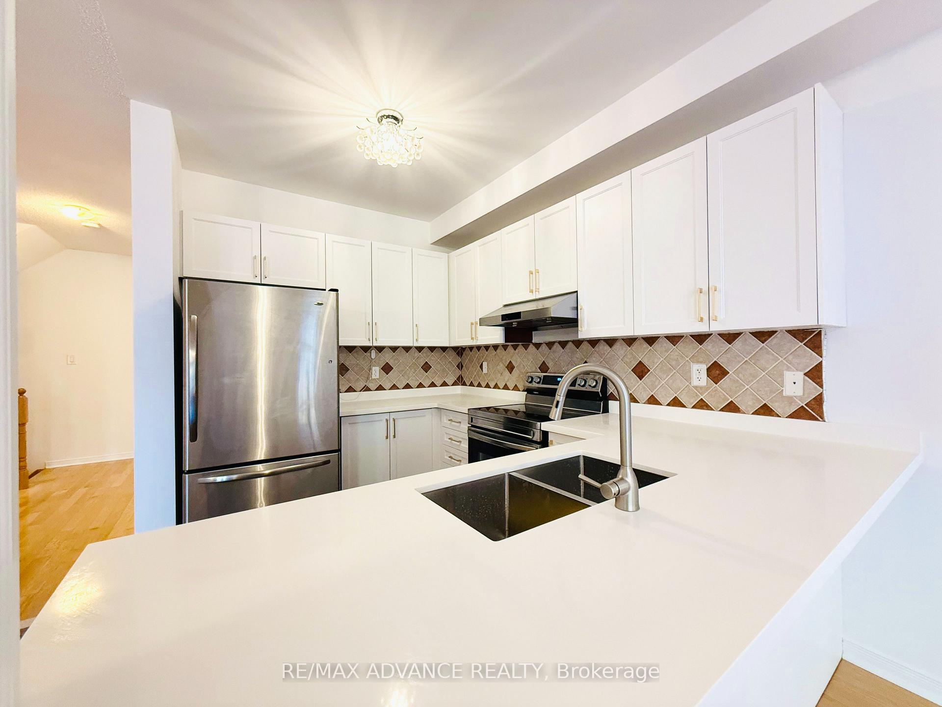 Photo 10 of 137 Laramie Crescent, Vaughan, Patterson — HOMEH