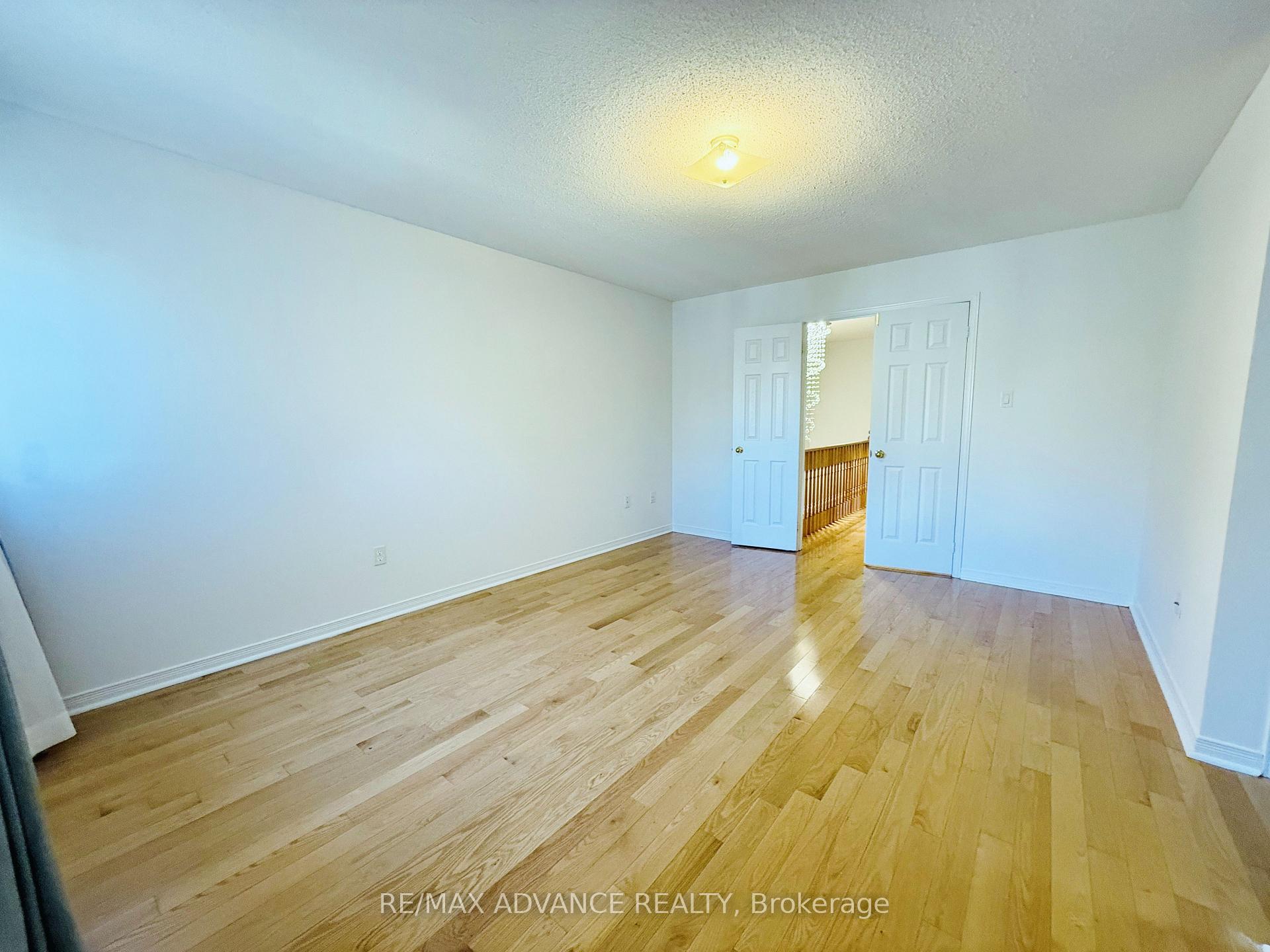 Photo 16 of 137 Laramie Crescent, Vaughan, Patterson — HOMEH