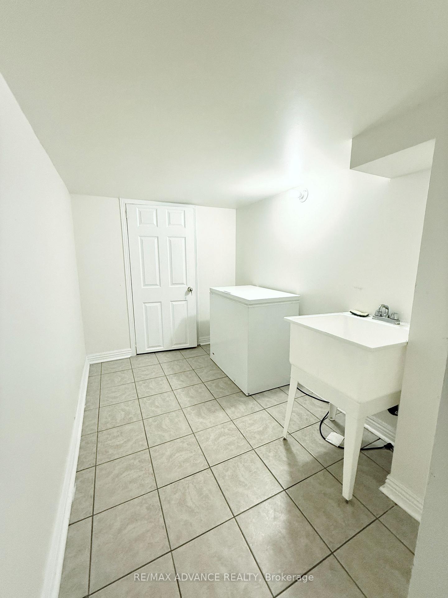 Photo 24 of 137 Laramie Crescent, Vaughan, Patterson — HOMEH