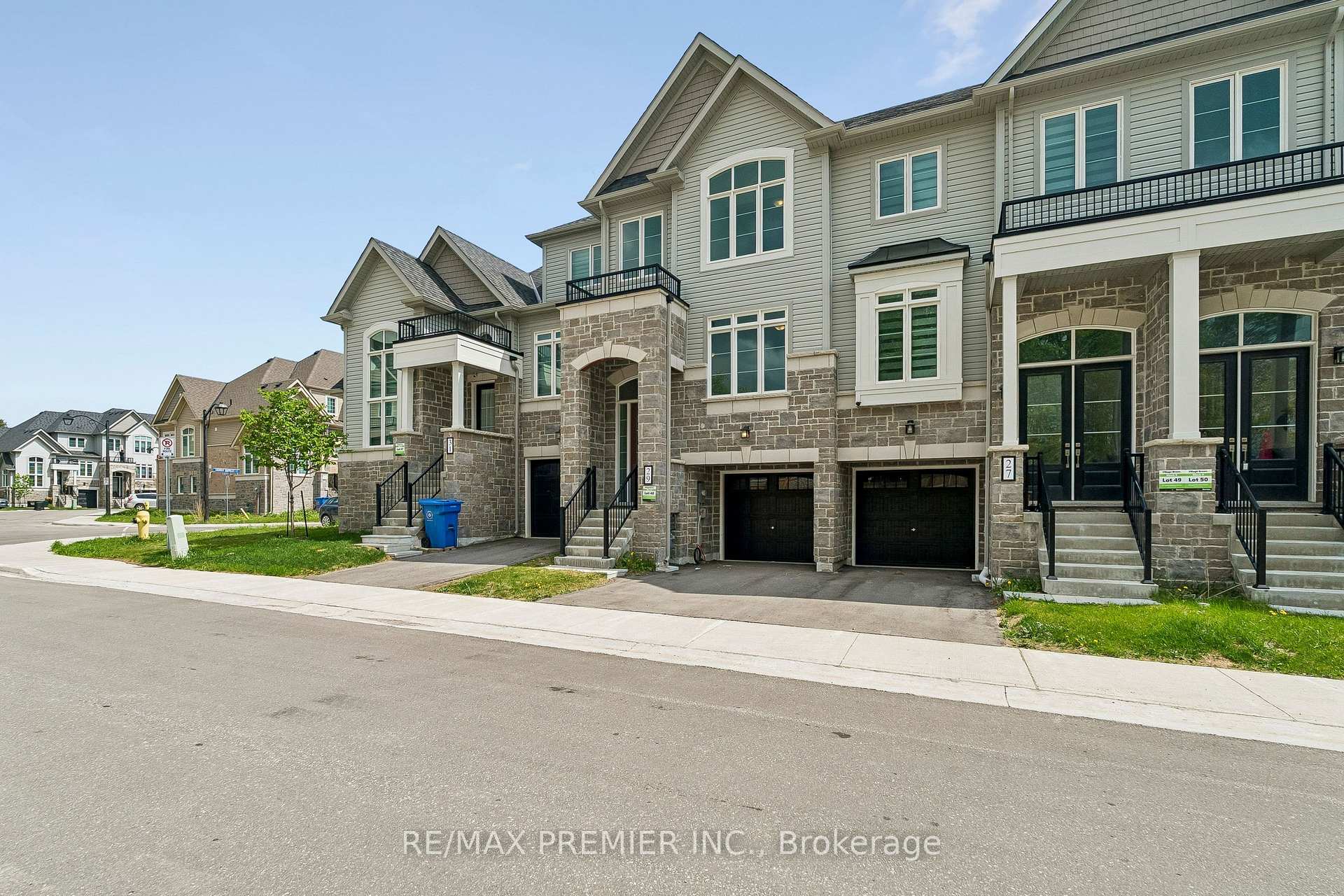 Photo 2 of 29 Lyall Stokes Circle, East Gwillimbury, Mt Albert — HOMEH