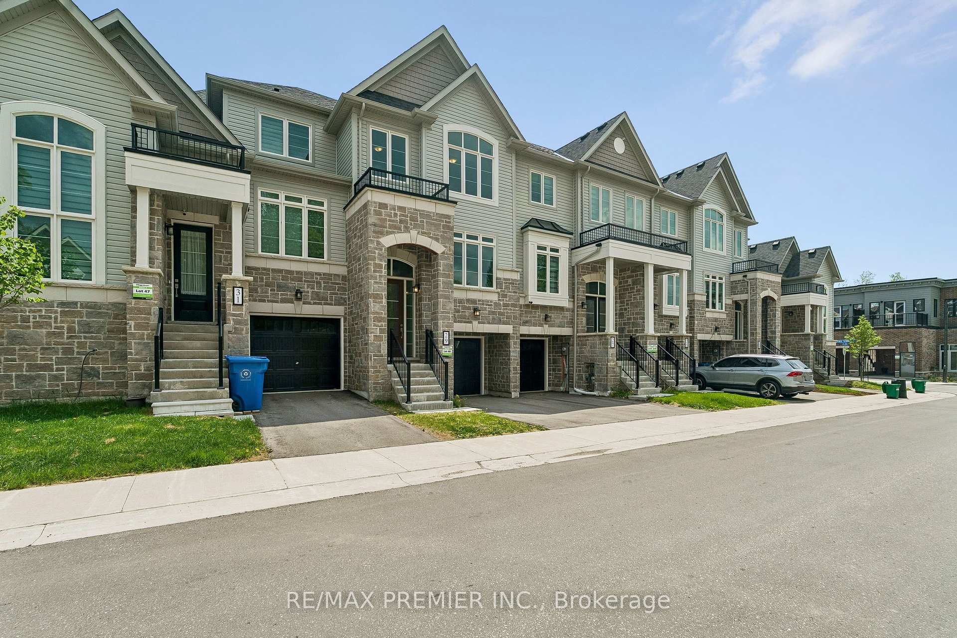 Photo 3 of 29 Lyall Stokes Circle, East Gwillimbury, Mt Albert — HOMEH