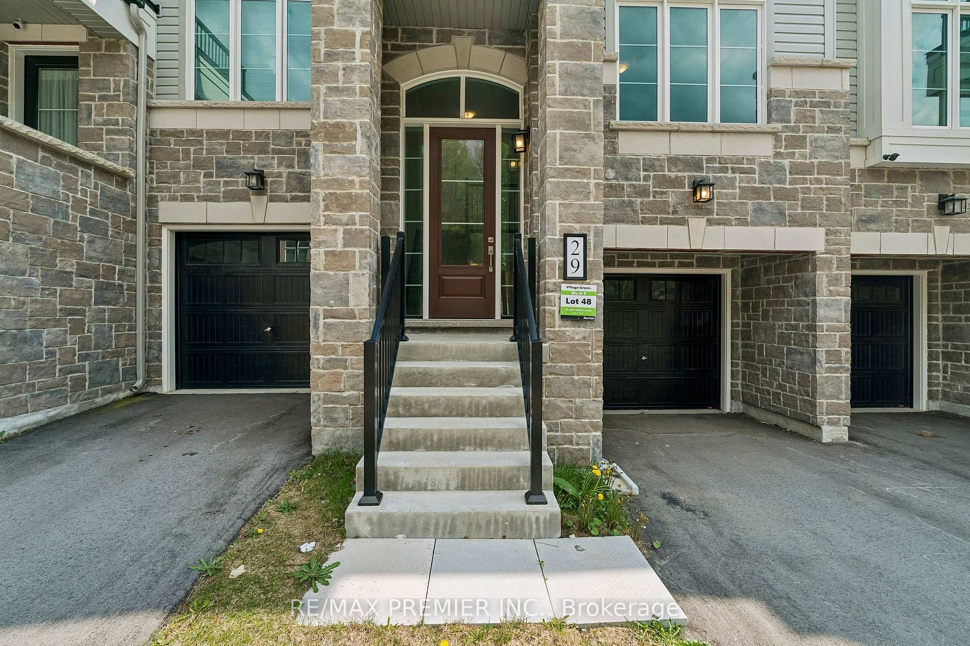Photo 4 of 29 Lyall Stokes Circle, East Gwillimbury, Mt Albert — HOMEH