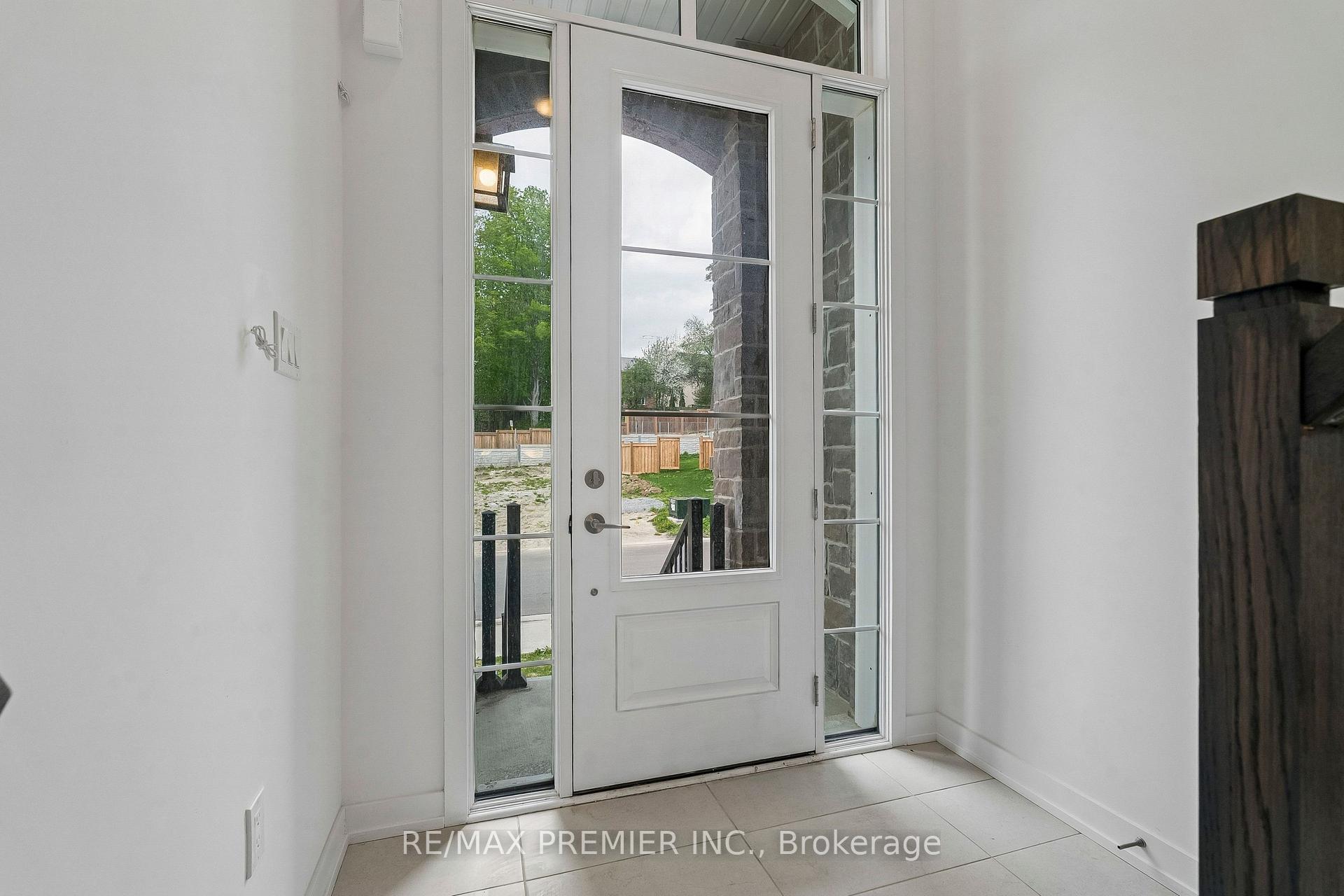 Photo 5 of 29 Lyall Stokes Circle, East Gwillimbury, Mt Albert — HOMEH