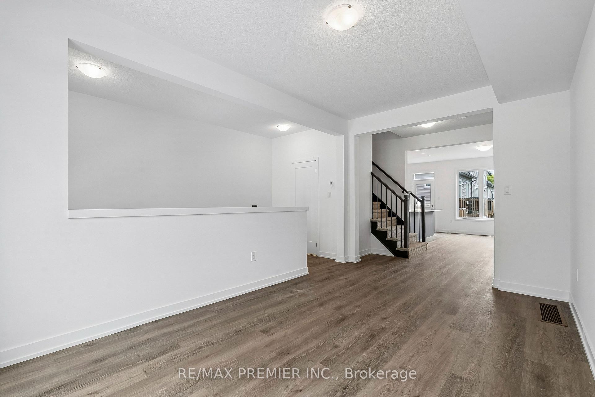 Photo 6 of 29 Lyall Stokes Circle, East Gwillimbury, Mt Albert — HOMEH