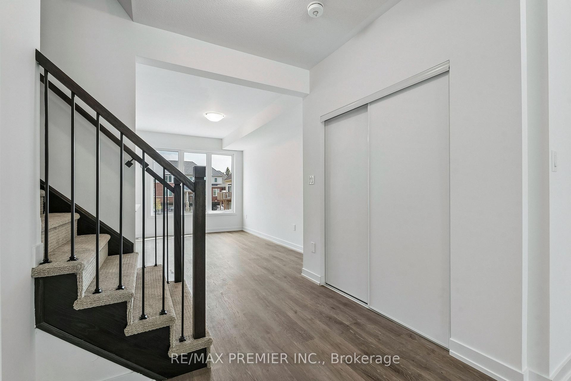 Photo 7 of 29 Lyall Stokes Circle, East Gwillimbury, Mt Albert — HOMEH