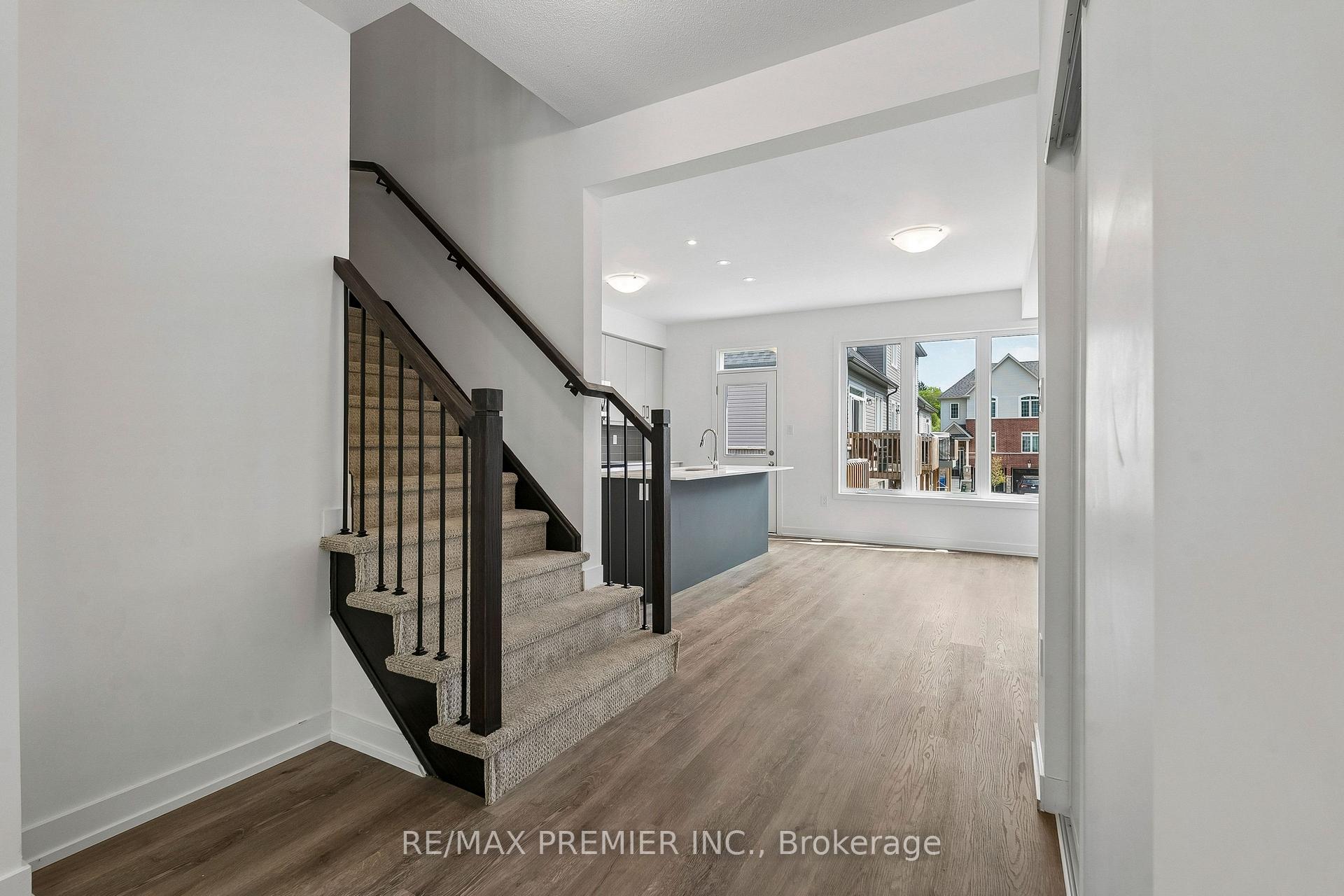 Photo 8 of 29 Lyall Stokes Circle, East Gwillimbury, Mt Albert — HOMEH