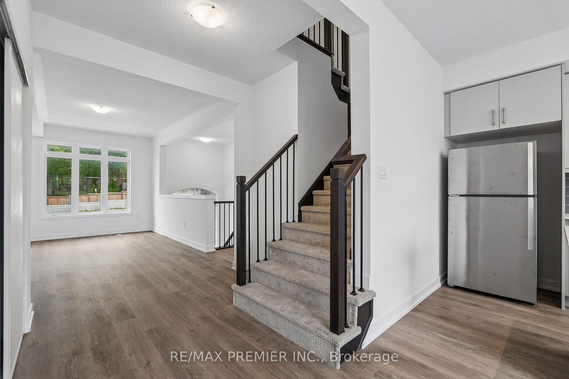 Photo 9 of 29 Lyall Stokes Circle, East Gwillimbury, Mt Albert — HOMEH