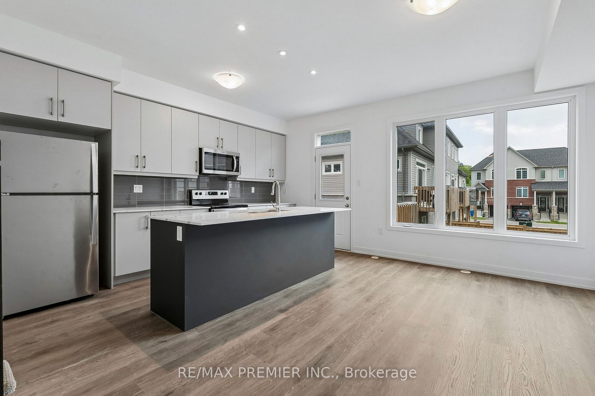 Photo 10 of 29 Lyall Stokes Circle, East Gwillimbury, Mt Albert — HOMEH
