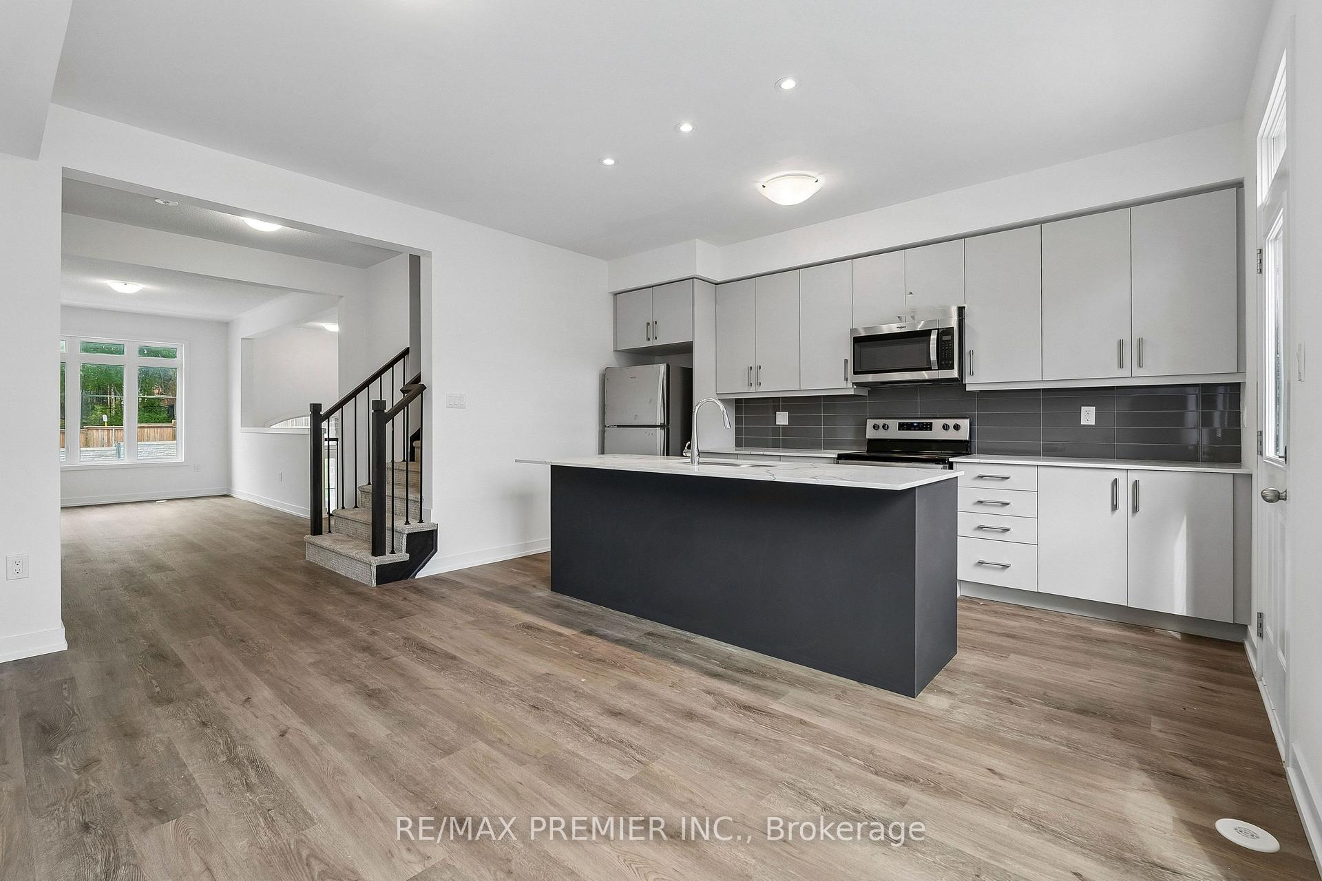 Photo 11 of 29 Lyall Stokes Circle, East Gwillimbury, Mt Albert — HOMEH