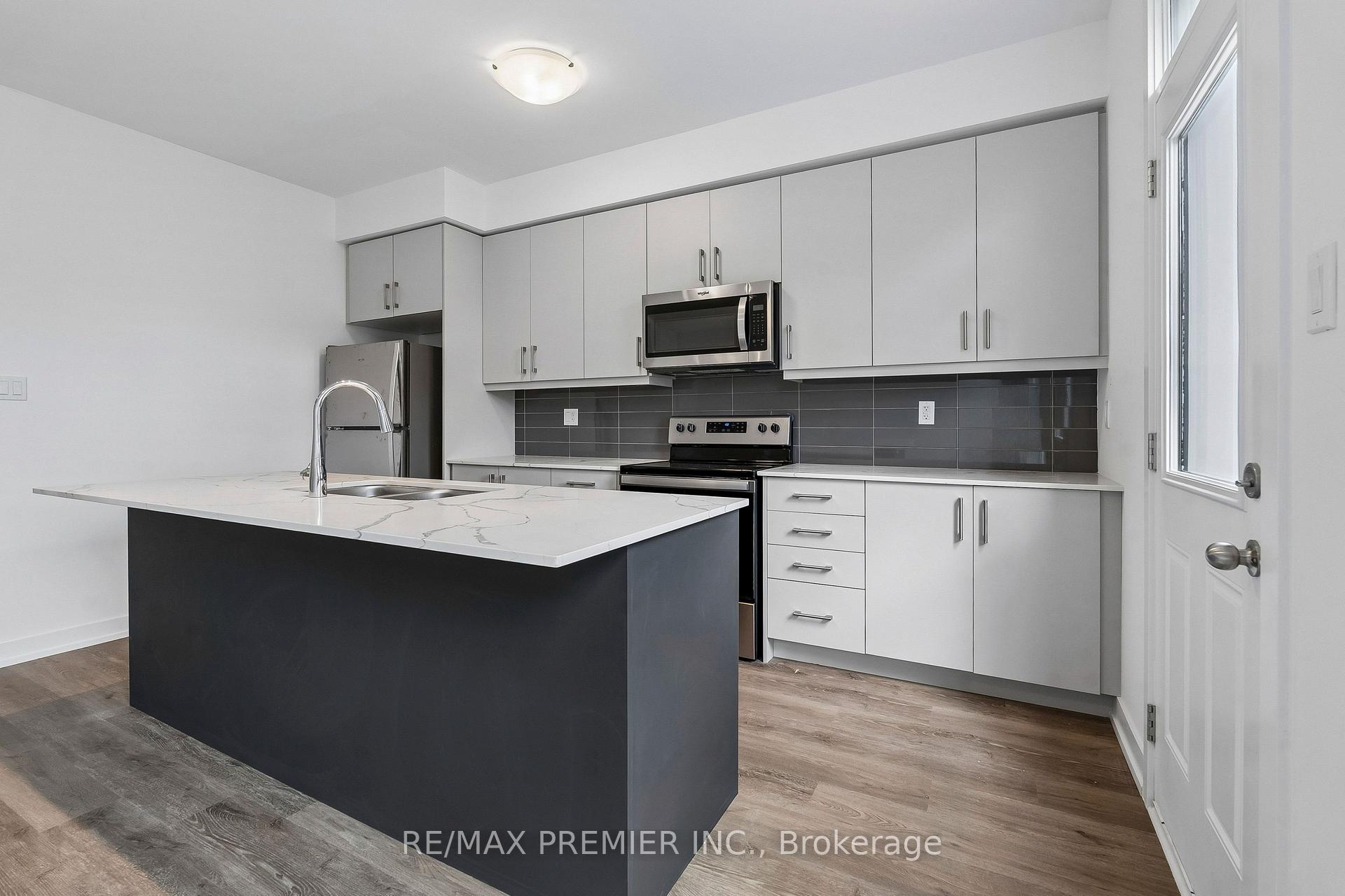 Photo 12 of 29 Lyall Stokes Circle, East Gwillimbury, Mt Albert — HOMEH