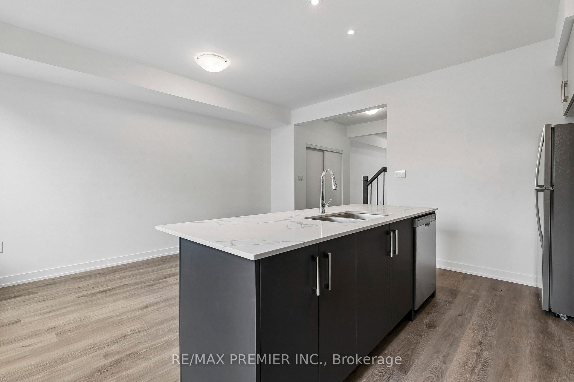 Photo 13 of 29 Lyall Stokes Circle, East Gwillimbury, Mt Albert — HOMEH