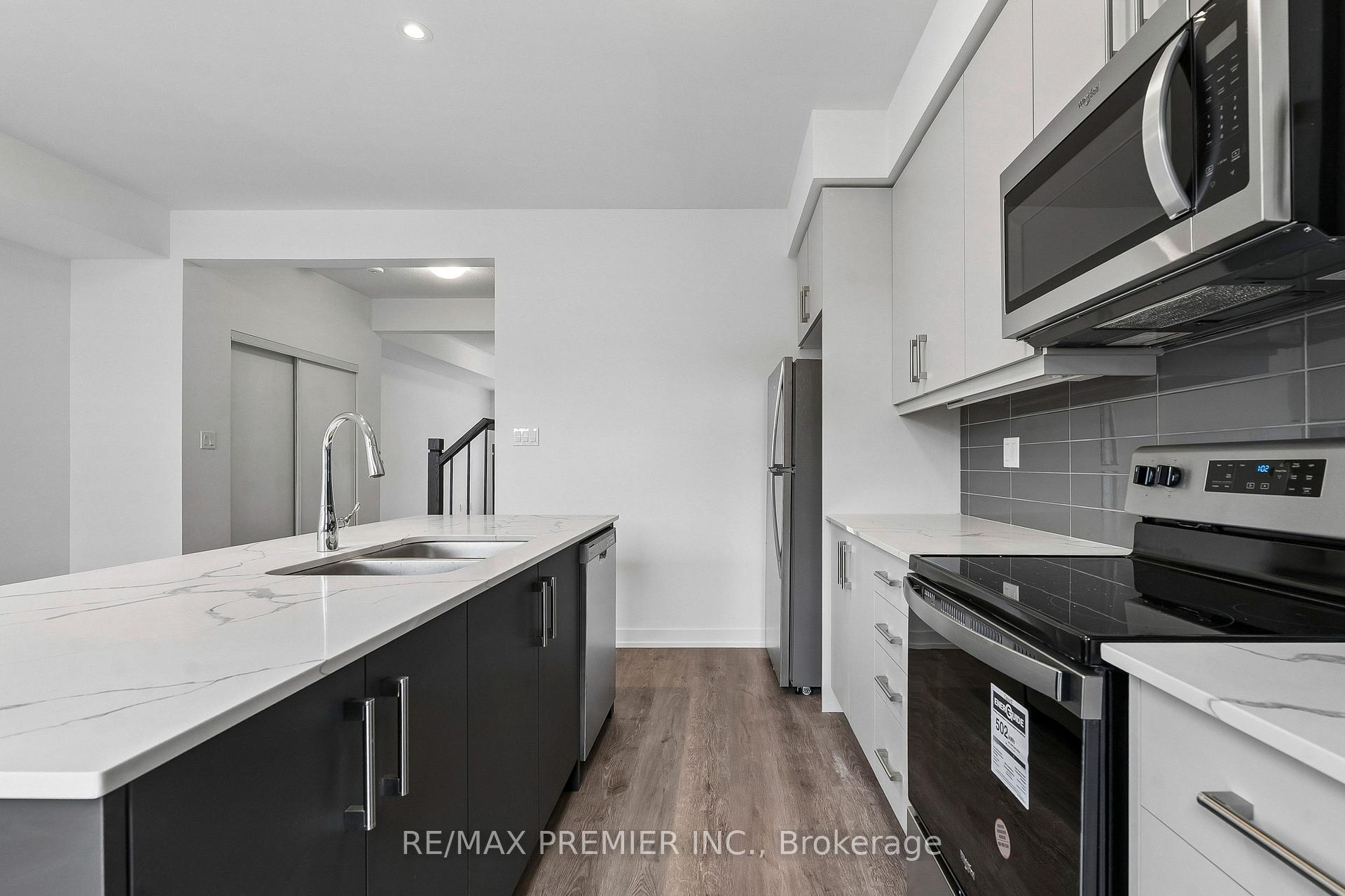 Photo 14 of 29 Lyall Stokes Circle, East Gwillimbury, Mt Albert — HOMEH