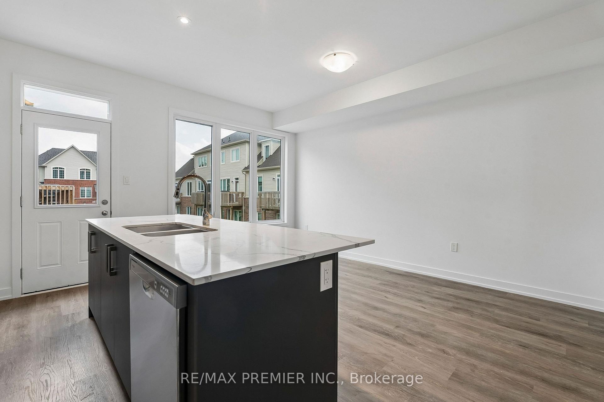 Photo 15 of 29 Lyall Stokes Circle, East Gwillimbury, Mt Albert — HOMEH