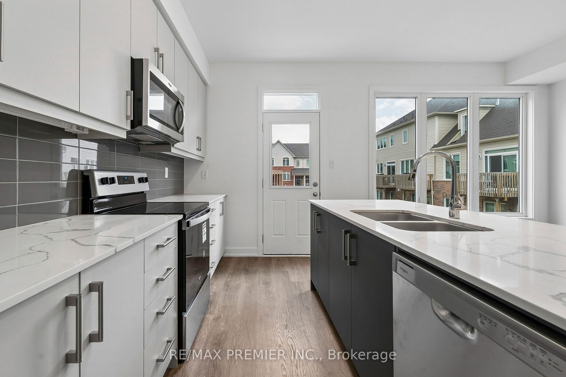 Photo 16 of 29 Lyall Stokes Circle, East Gwillimbury, Mt Albert — HOMEH