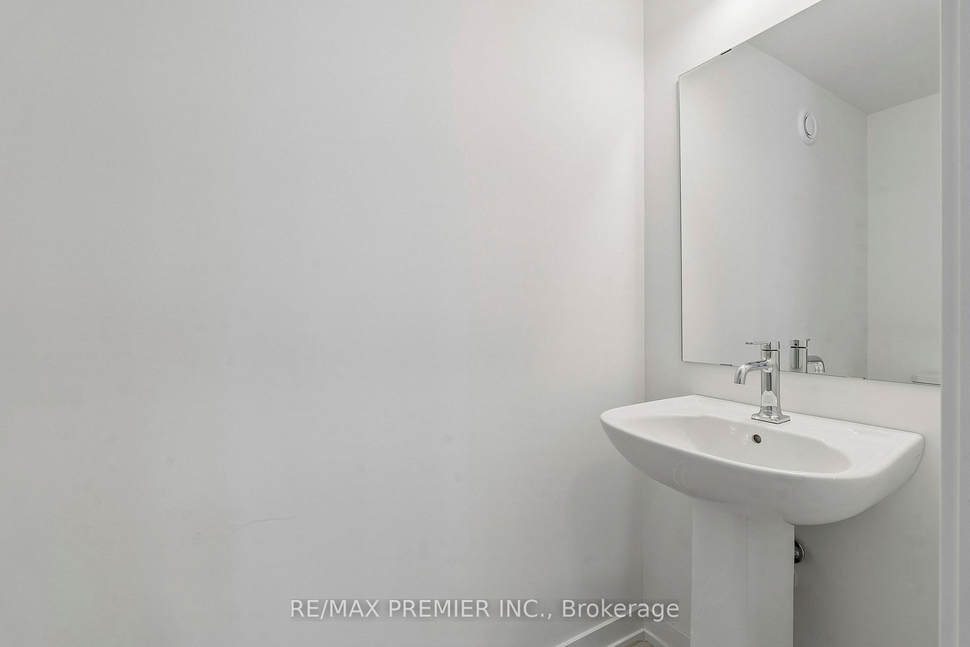 Photo 17 of 29 Lyall Stokes Circle, East Gwillimbury, Mt Albert — HOMEH