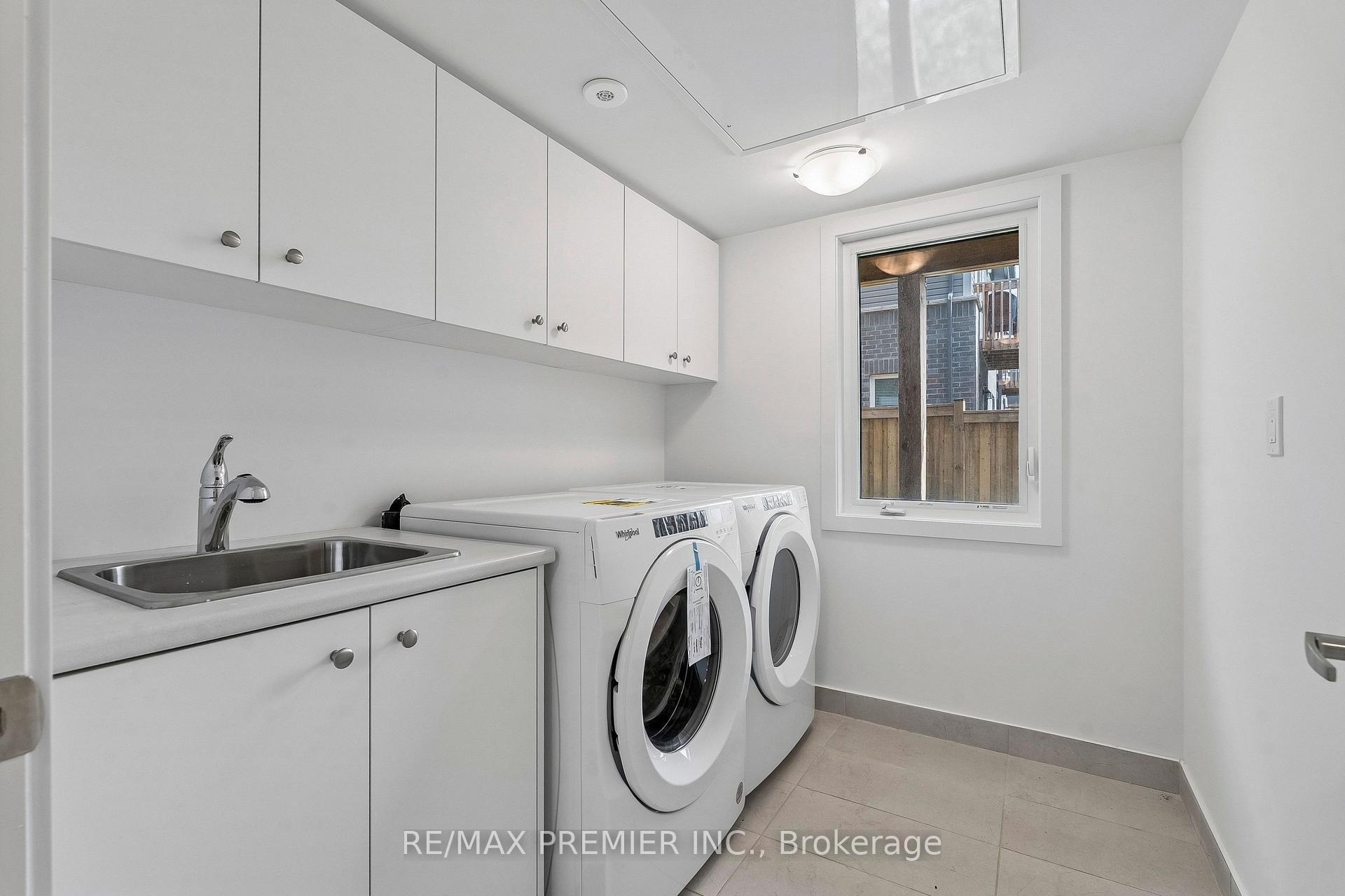 Photo 18 of 29 Lyall Stokes Circle, East Gwillimbury, Mt Albert — HOMEH