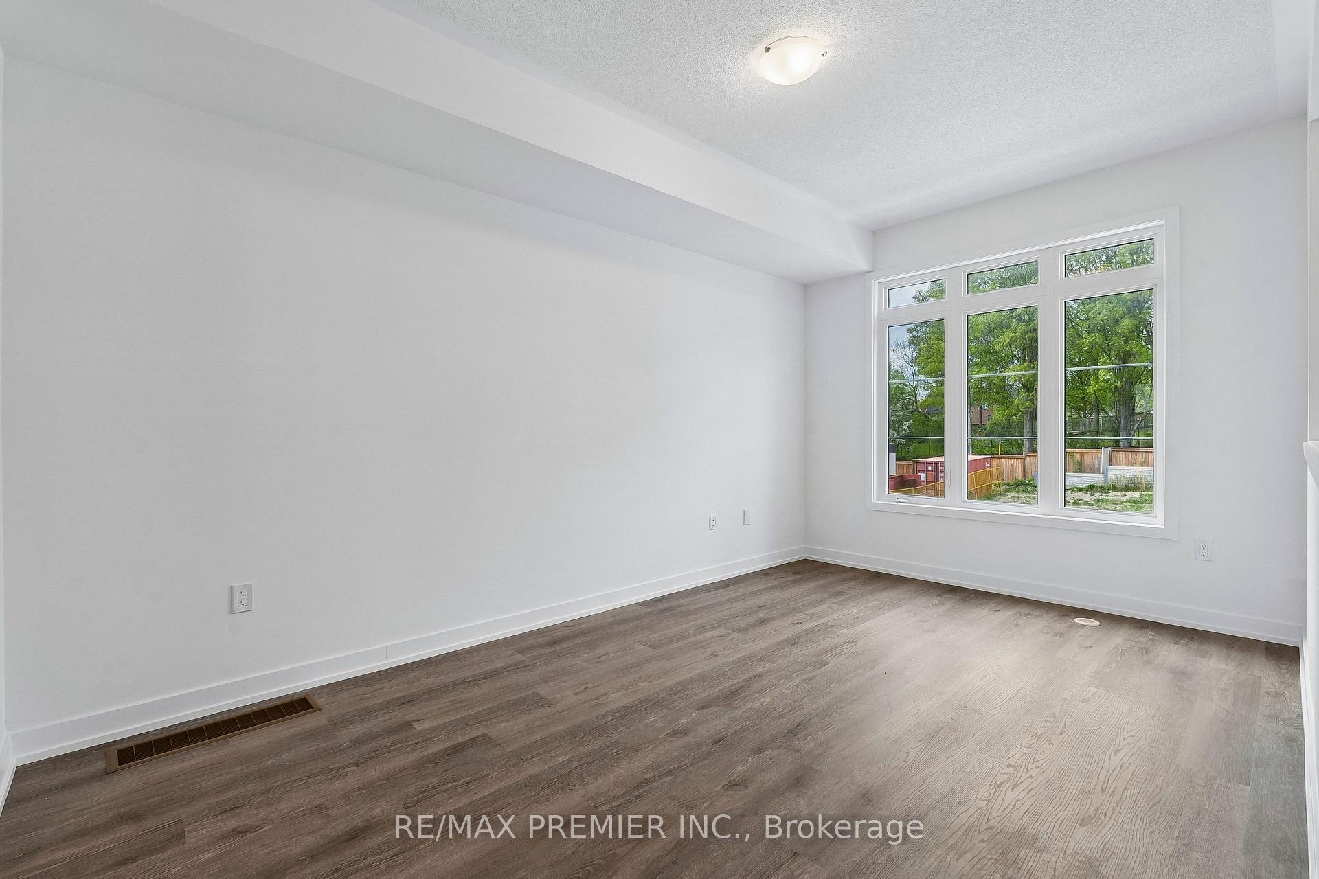 Photo 20 of 29 Lyall Stokes Circle, East Gwillimbury, Mt Albert — HOMEH