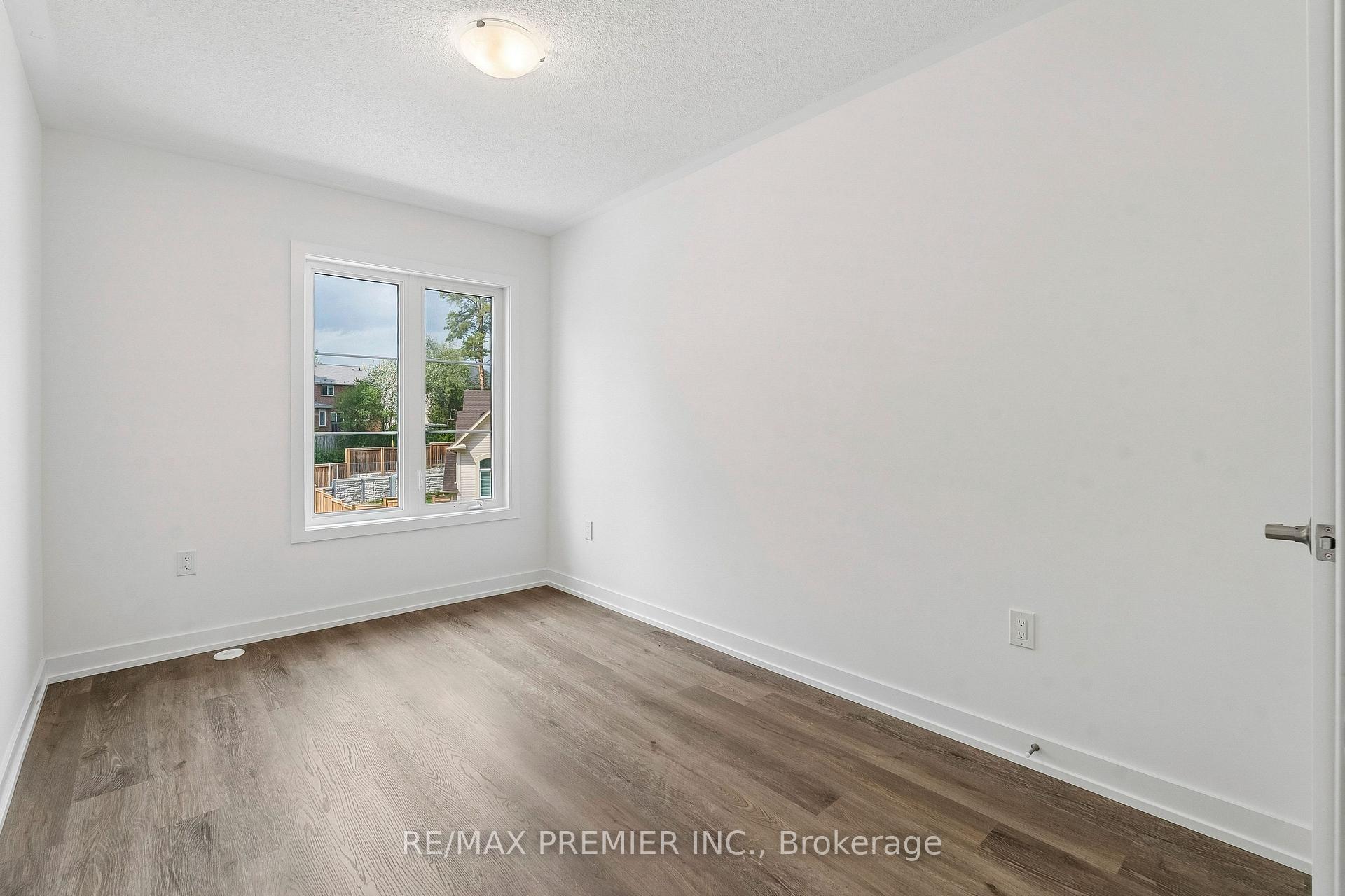 Photo 21 of 29 Lyall Stokes Circle, East Gwillimbury, Mt Albert — HOMEH