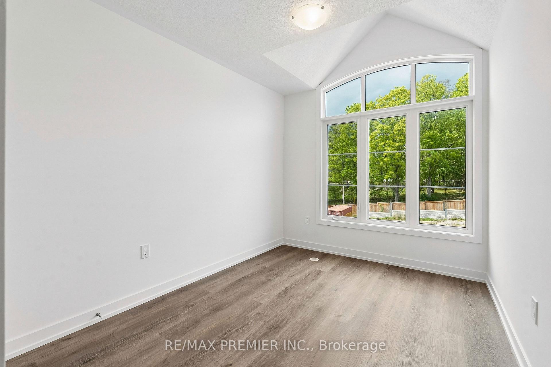 Photo 23 of 29 Lyall Stokes Circle, East Gwillimbury, Mt Albert — HOMEH