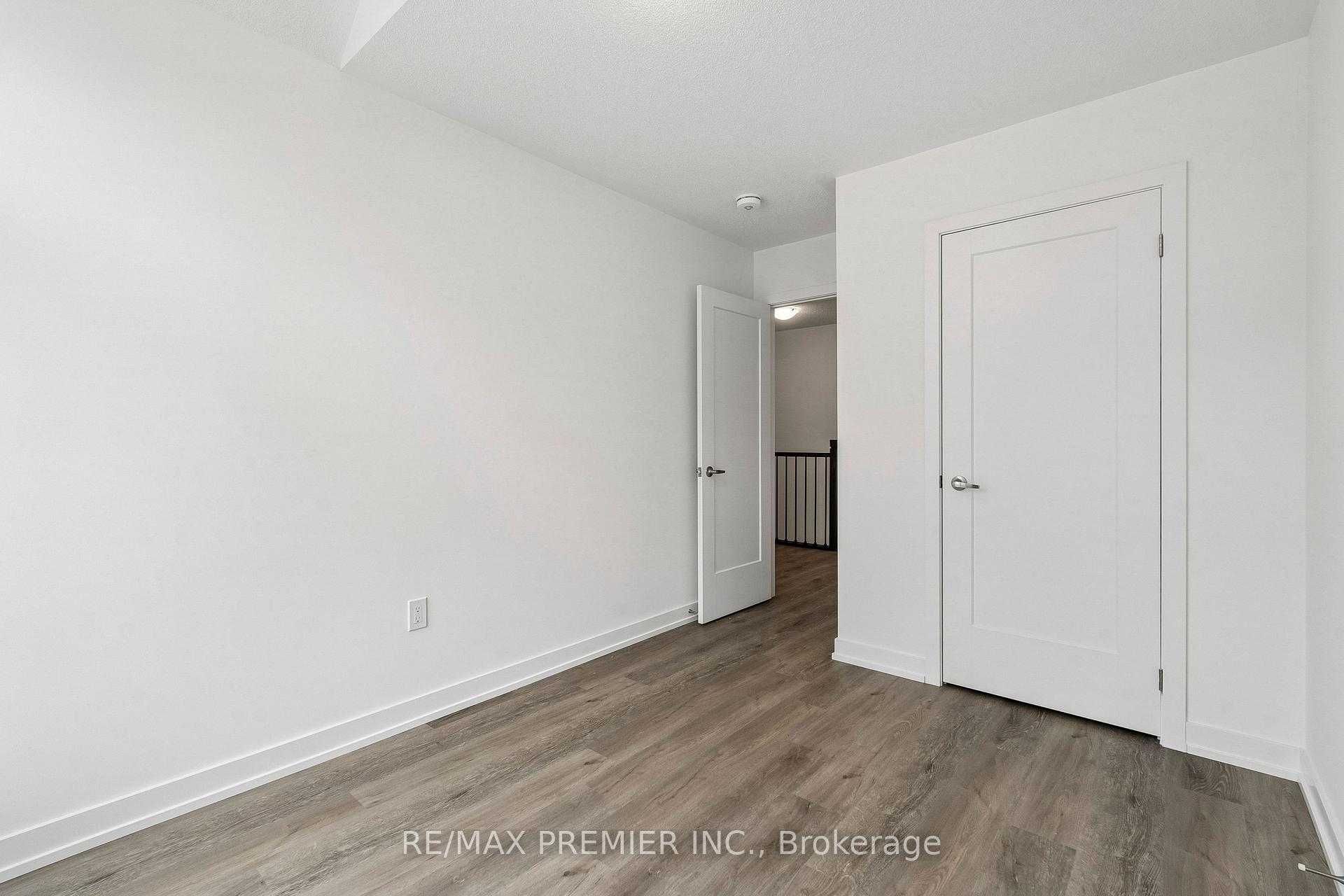 Photo 24 of 29 Lyall Stokes Circle, East Gwillimbury, Mt Albert — HOMEH