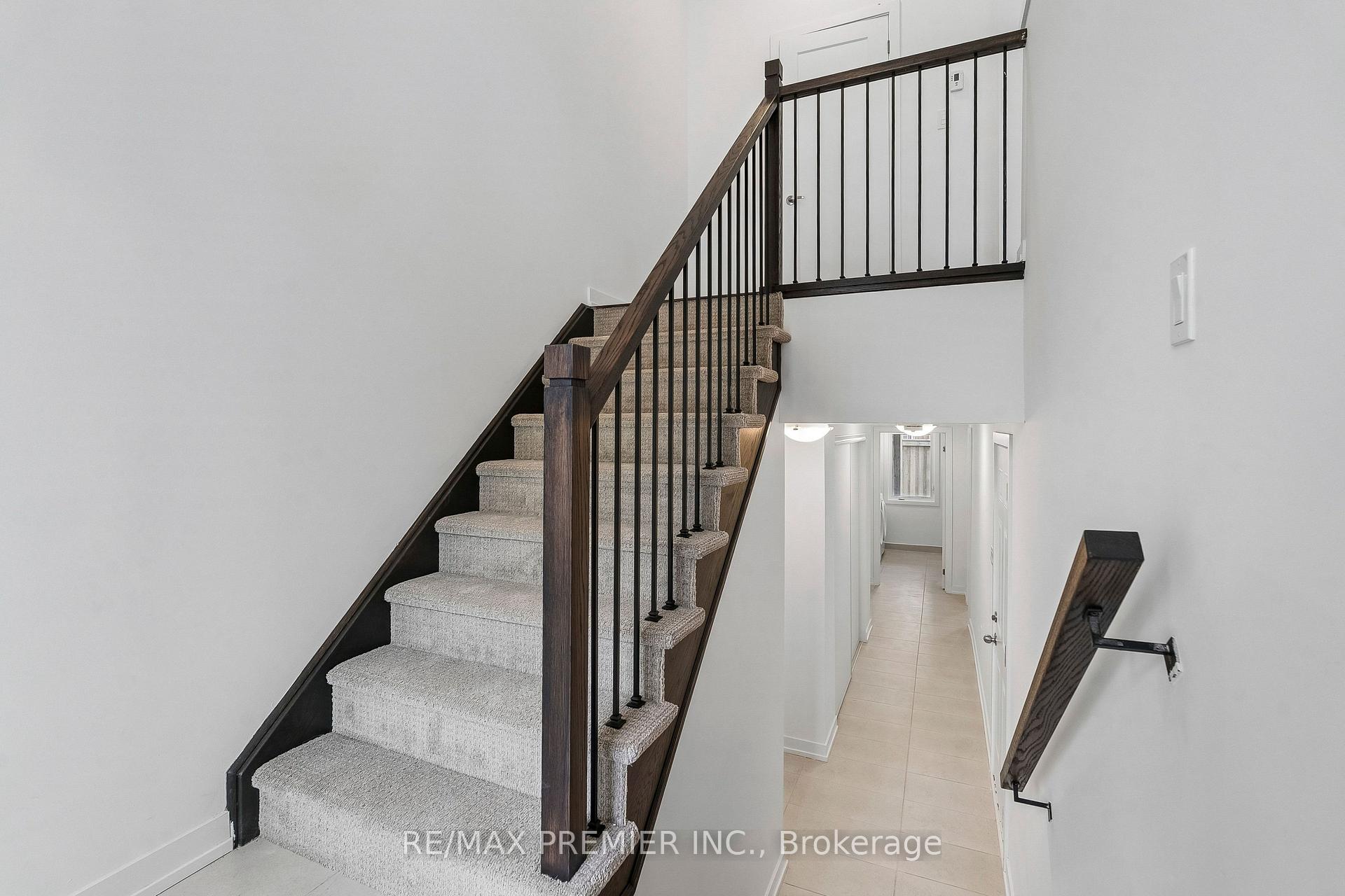 Photo 34 of 29 Lyall Stokes Circle, East Gwillimbury, Mt Albert — HOMEH