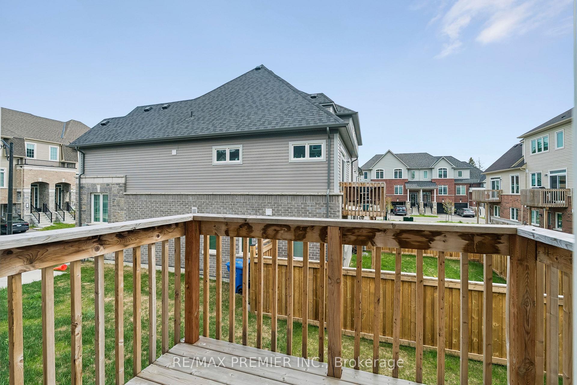 Photo 35 of 29 Lyall Stokes Circle, East Gwillimbury, Mt Albert — HOMEH
