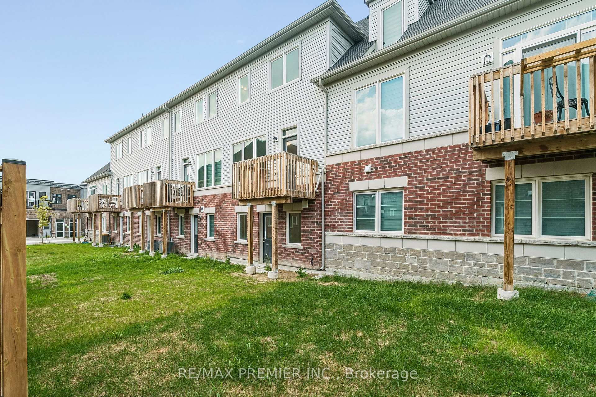 Photo 37 of 29 Lyall Stokes Circle, East Gwillimbury, Mt Albert — HOMEH