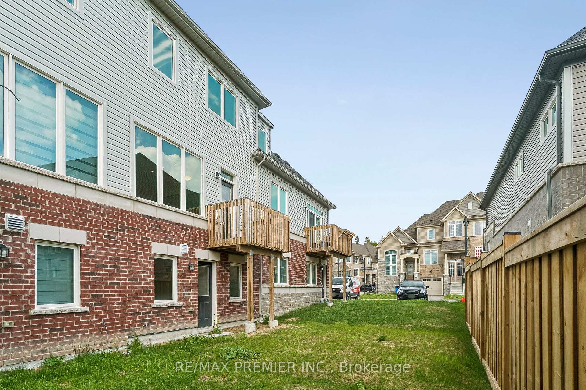 Photo 38 of 29 Lyall Stokes Circle, East Gwillimbury, Mt Albert — HOMEH