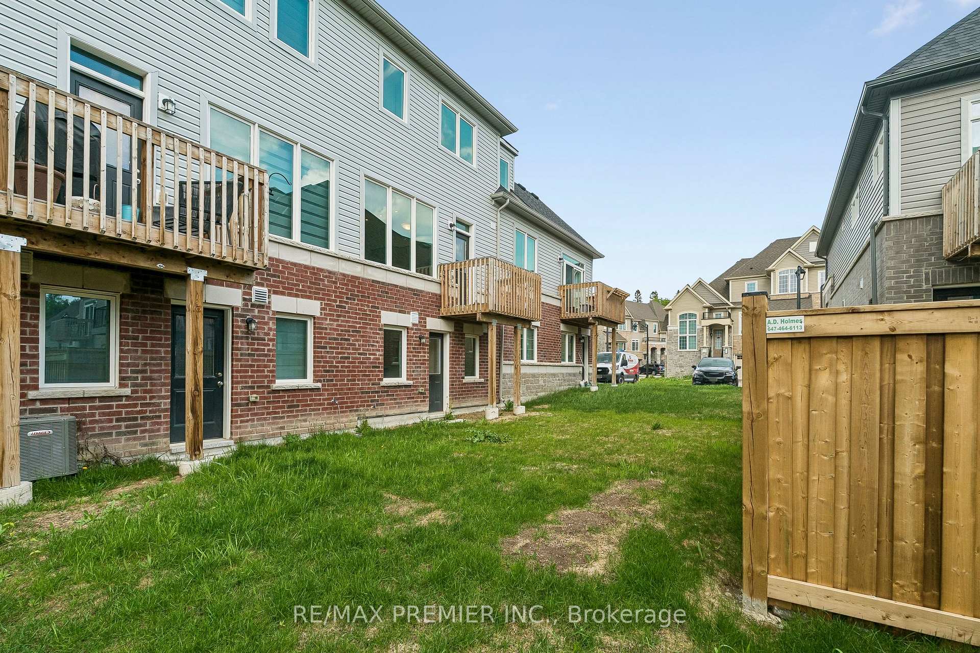 Photo 39 of 29 Lyall Stokes Circle, East Gwillimbury, Mt Albert — HOMEH